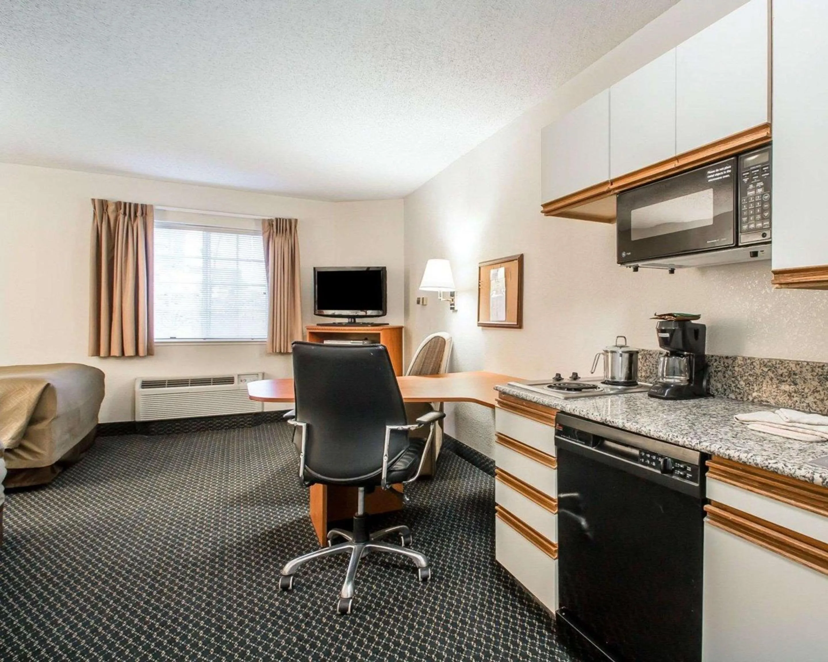 Photo of the whole room, Kitchen/Kitchenette in Suburban Studios Columbia - Hwy 63 & I-70