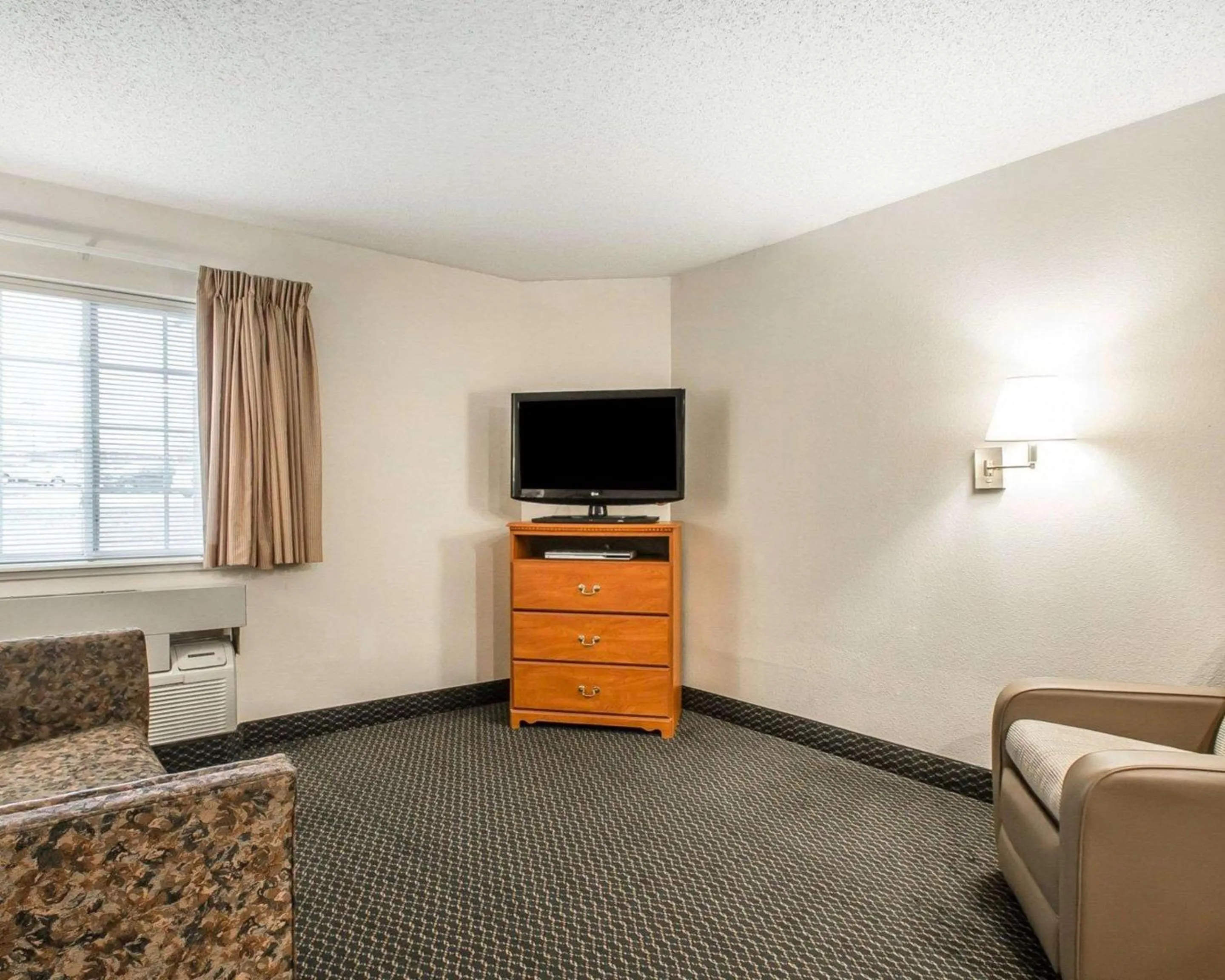 Bedroom, TV/Entertainment Center in Suburban Studios Columbia - Hwy 63 & I-70