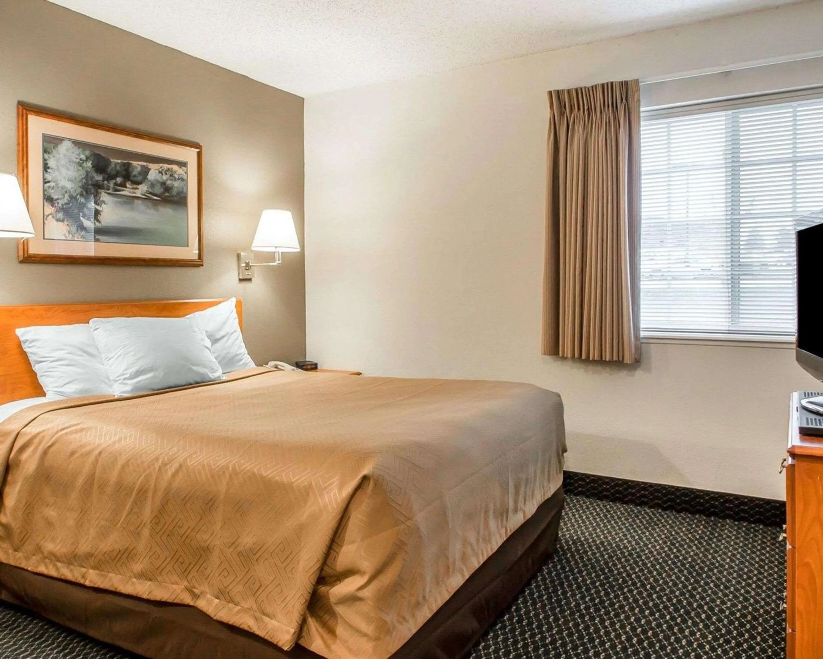 Bedroom, Bed in Suburban Studios Columbia - Hwy 63 & I-70