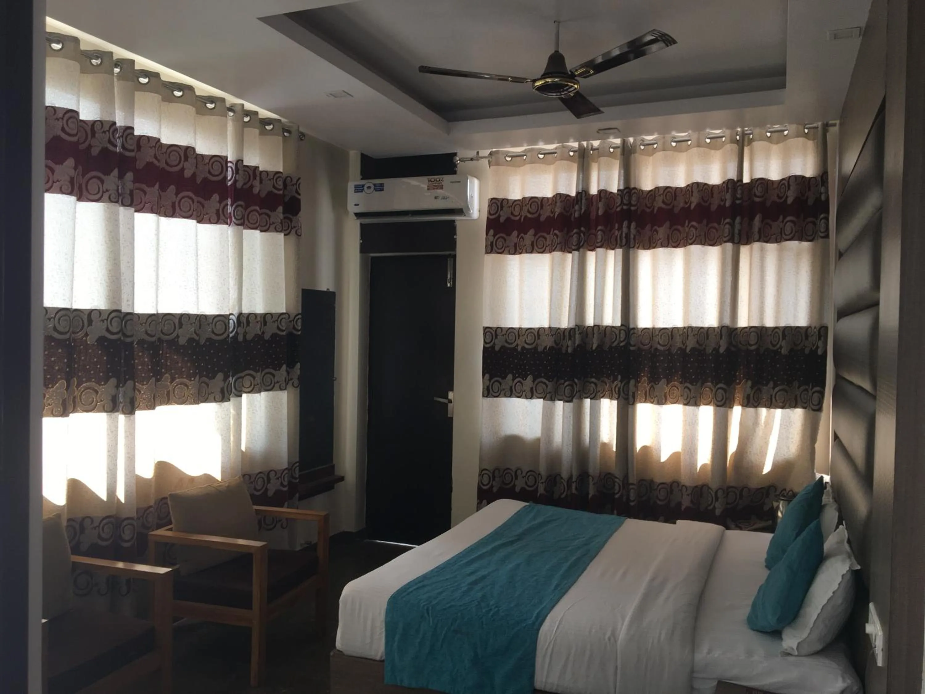 River view, Bed in Hotel Trihari