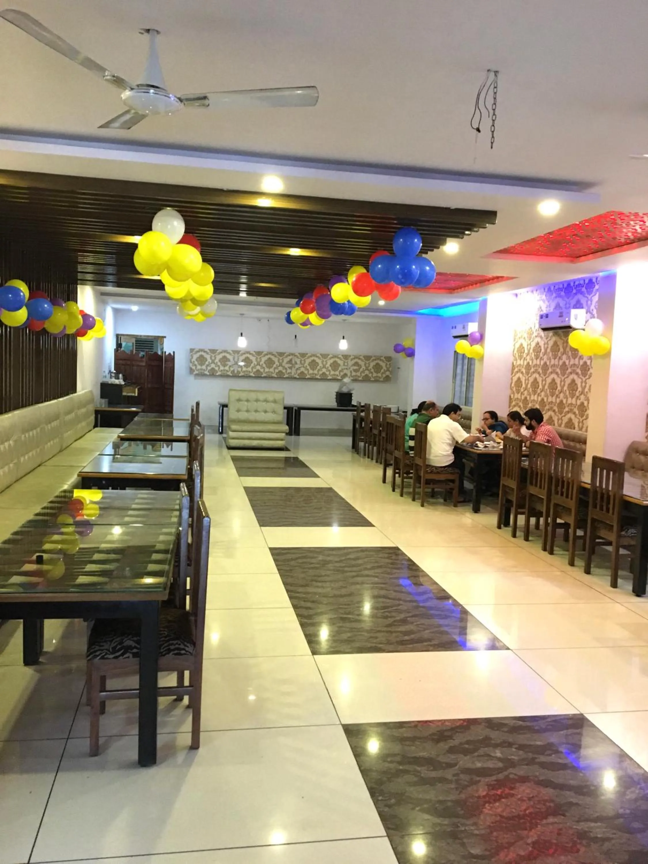 Restaurant/places to eat in Hotel Trihari