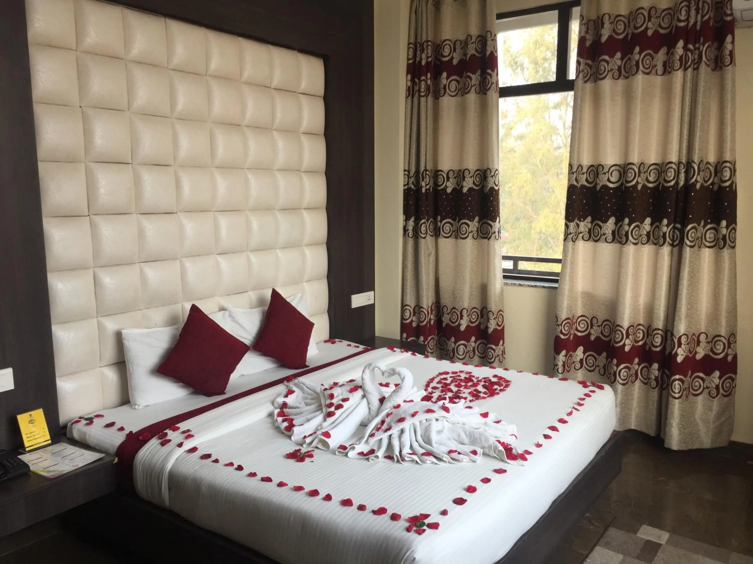 Bedroom, Bed in Hotel Trihari