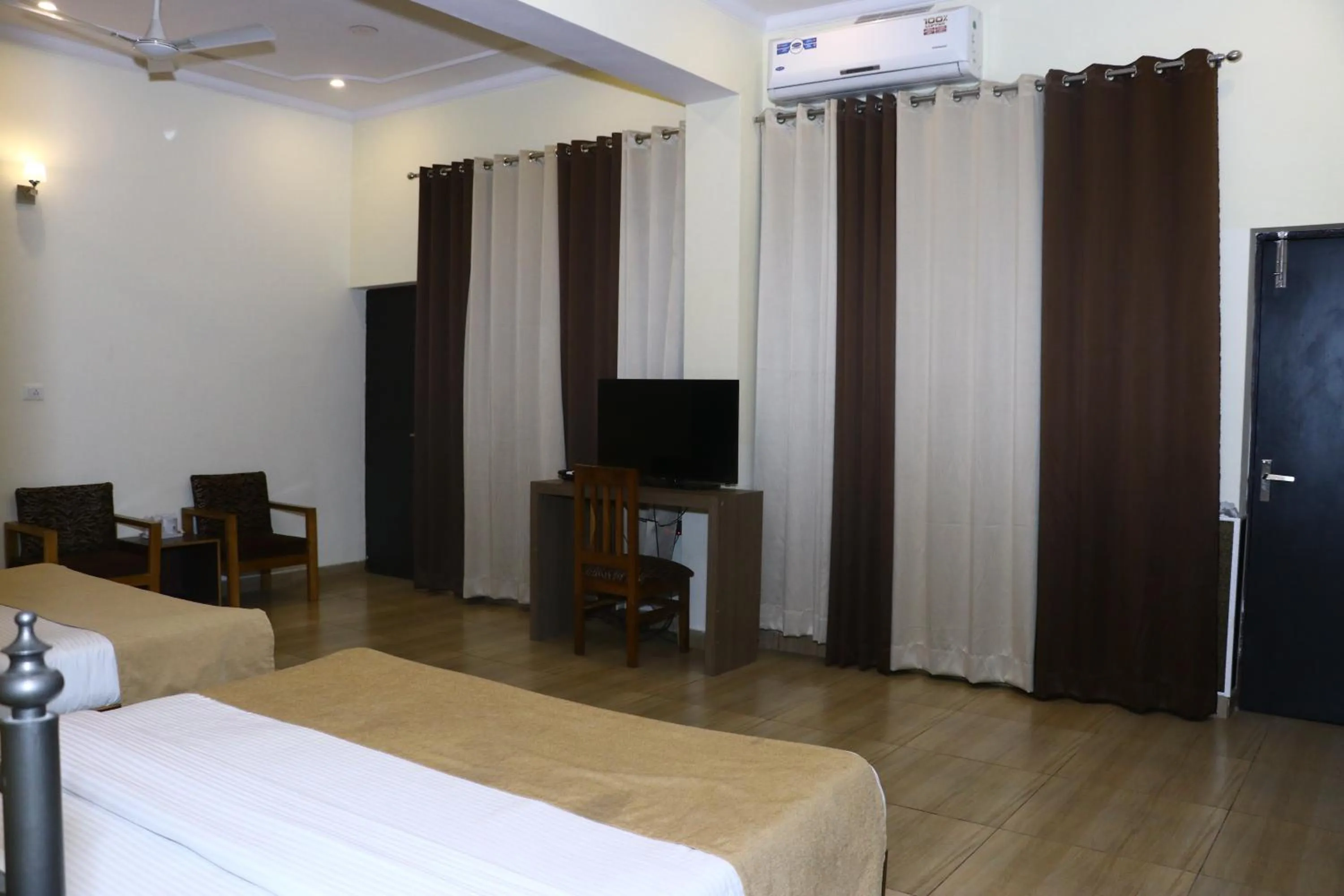 Family, Bed in Hotel Trihari