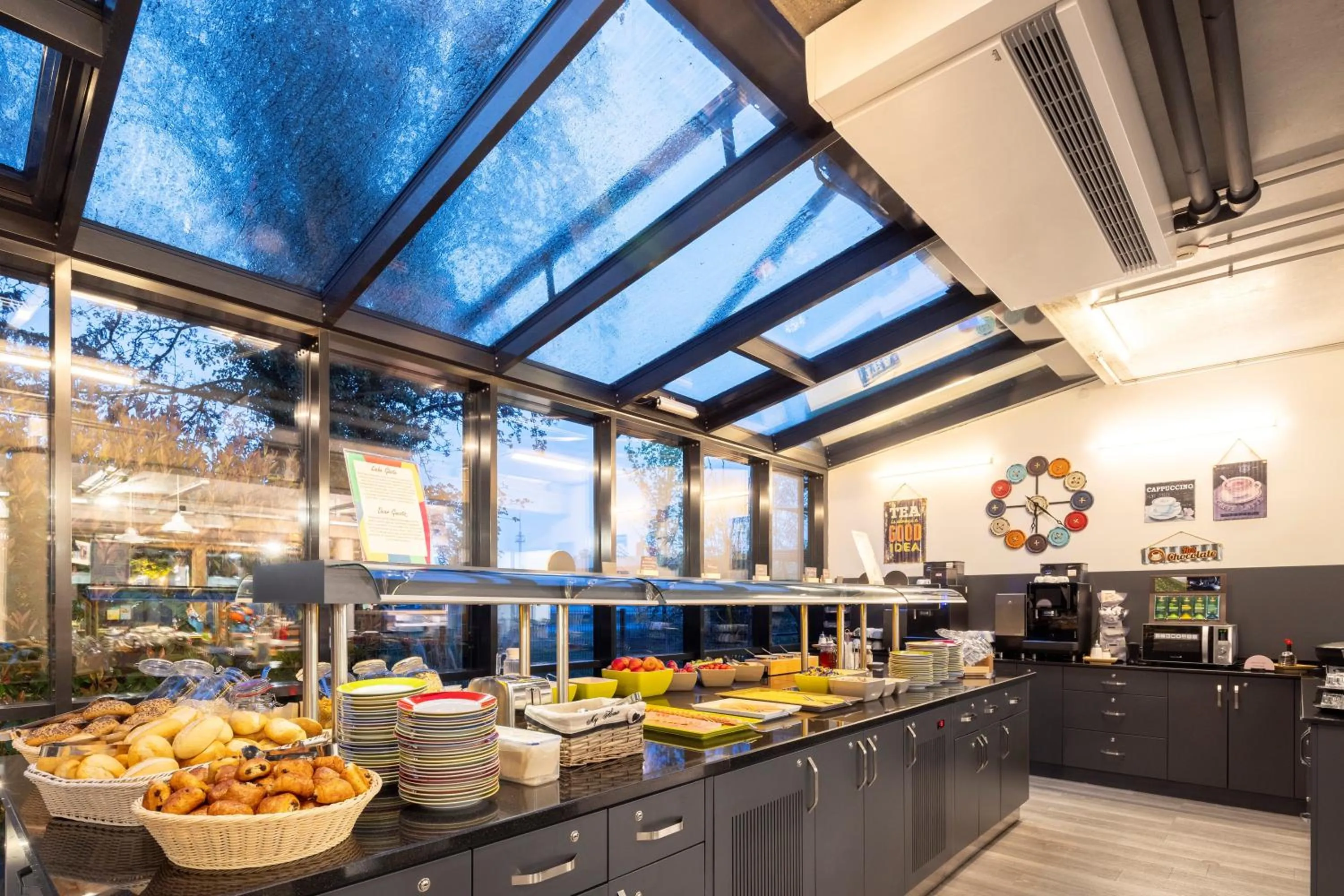 Breakfast in Hostel Art & Style