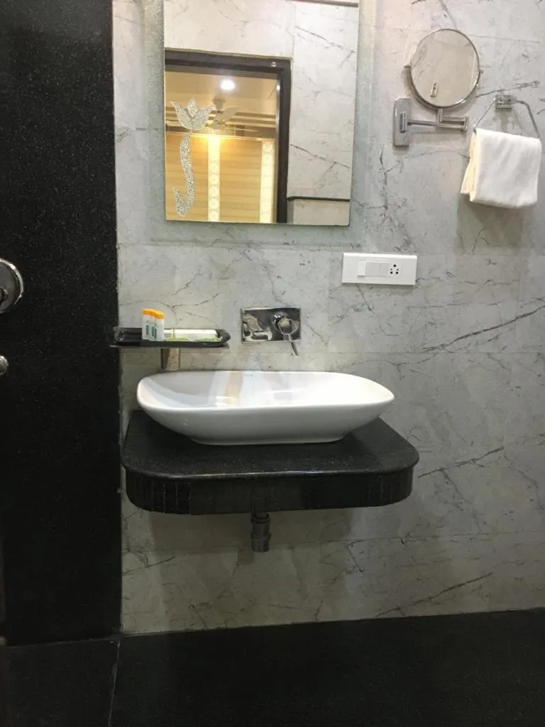 Bathroom in Hotel Ozas Grand