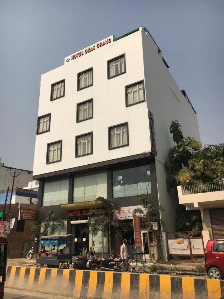 Property building in Hotel Ozas Grand Property building in Hotel Ozas Grand