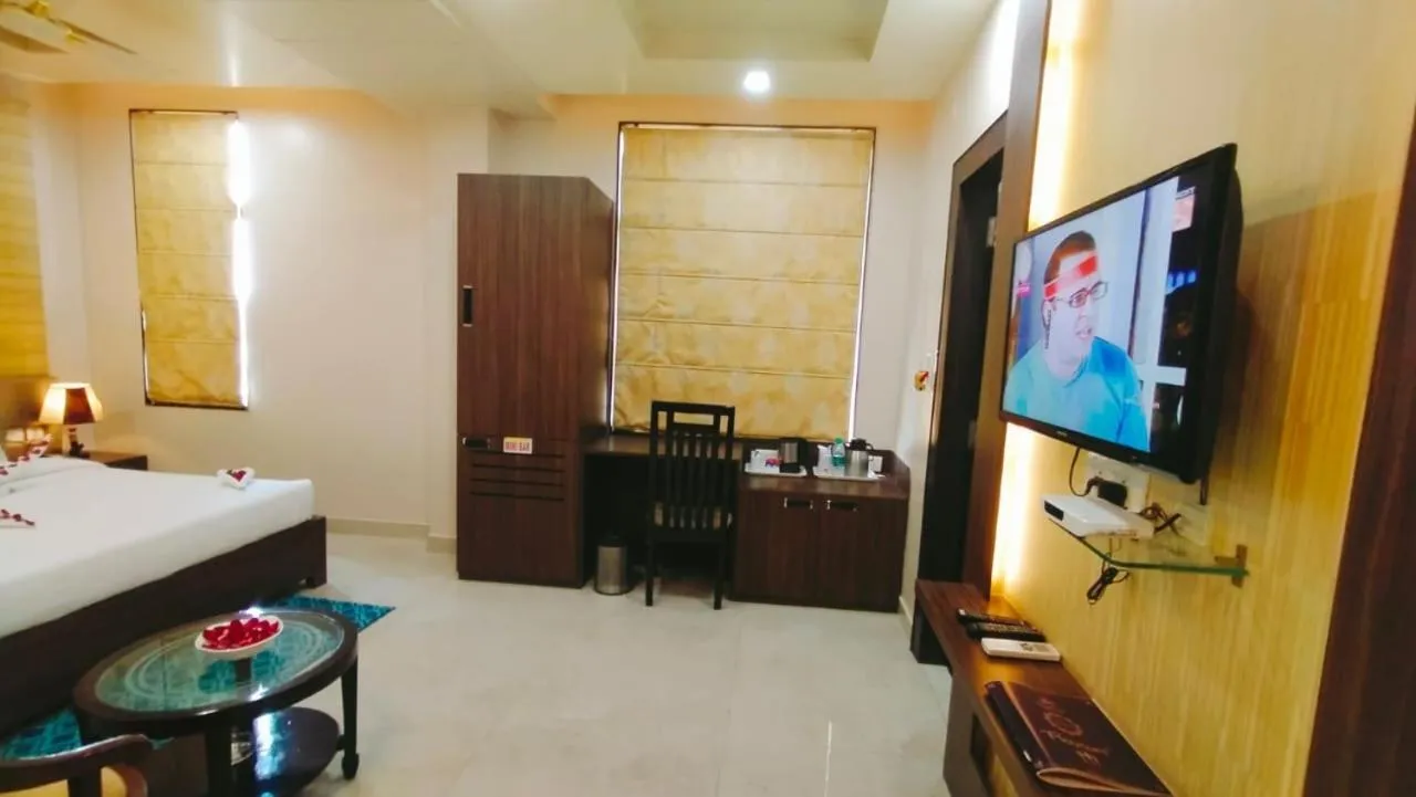 Living room, Bed in Hotel Ozas Grand