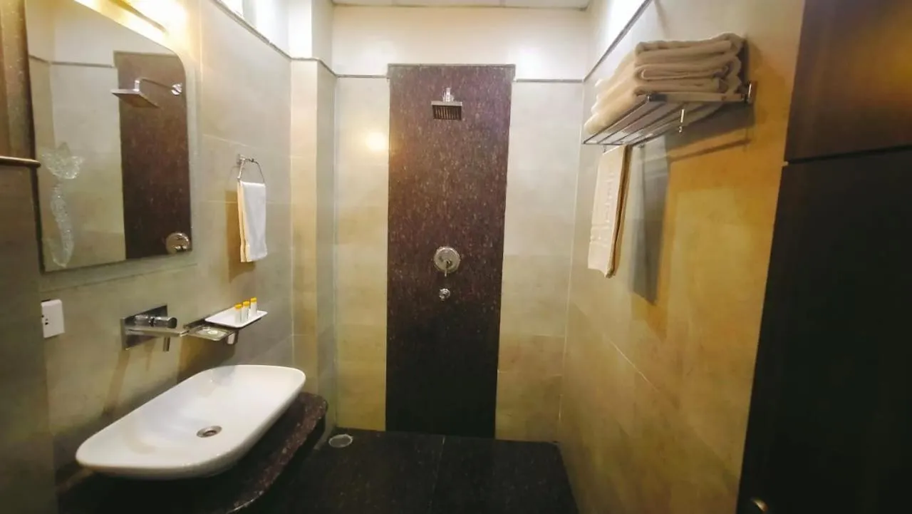 Bathroom in Hotel Ozas Grand