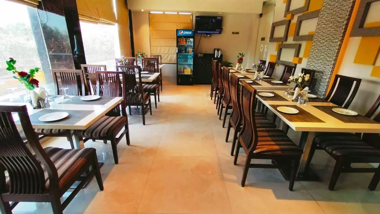 Restaurant/places to eat in Hotel Ozas Grand