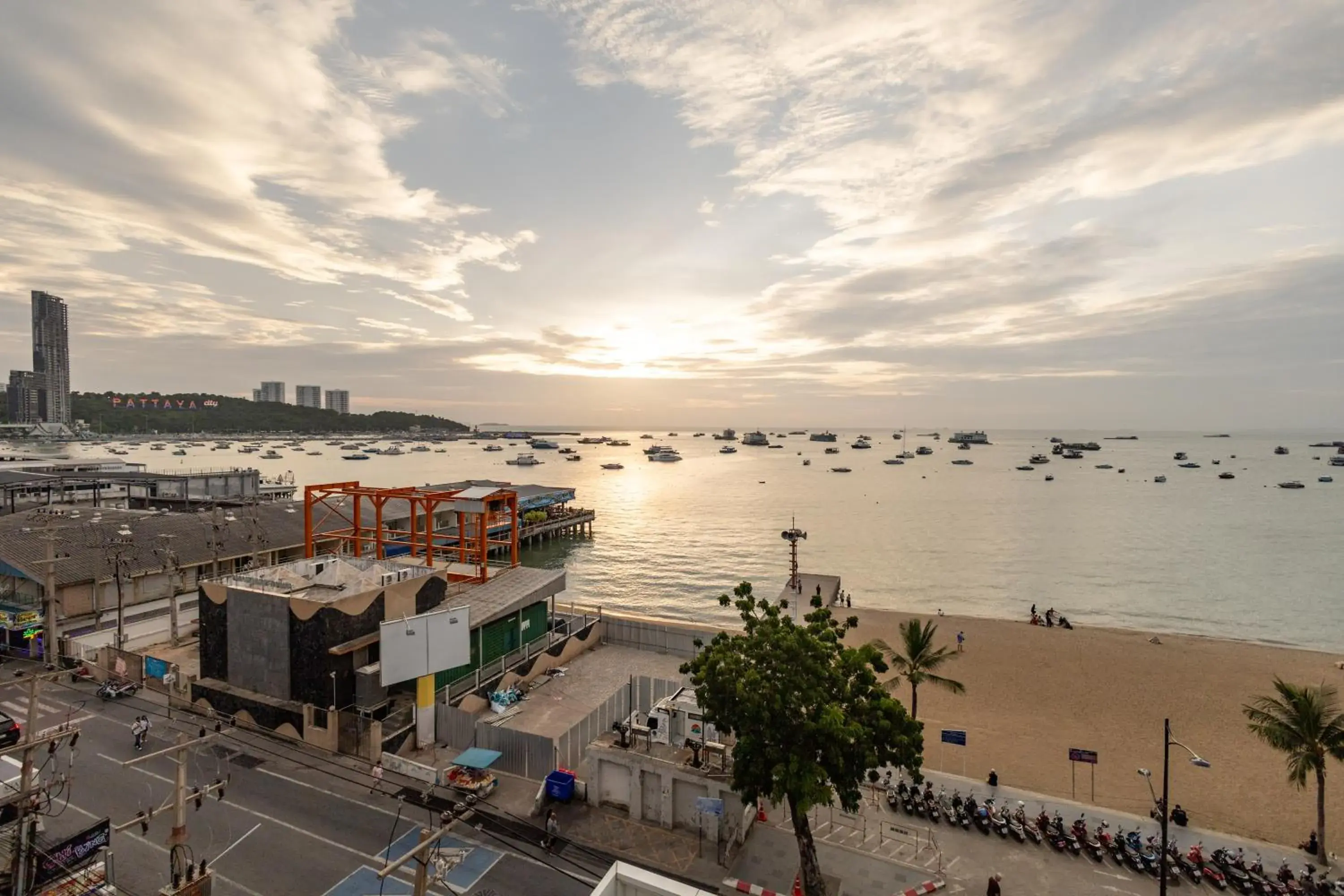 Swimming pool in Cloudotel Walking Street Pattaya Swimming pool in Cloudotel Walking Street Pattaya