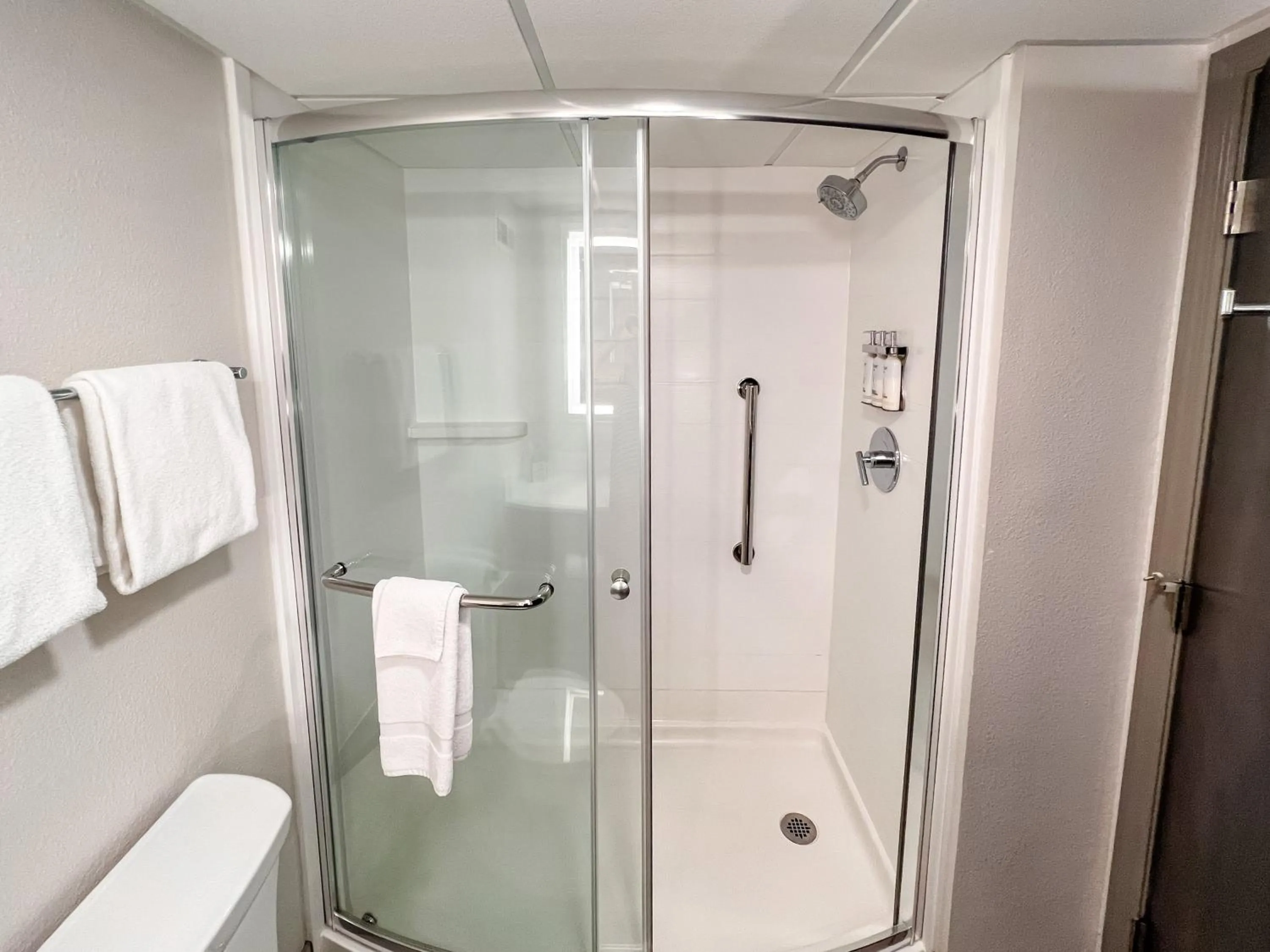 Photo of the whole room in Holiday Inn Express Hotel & Suites Knoxville-North-I-75 Exit 112 by IHG