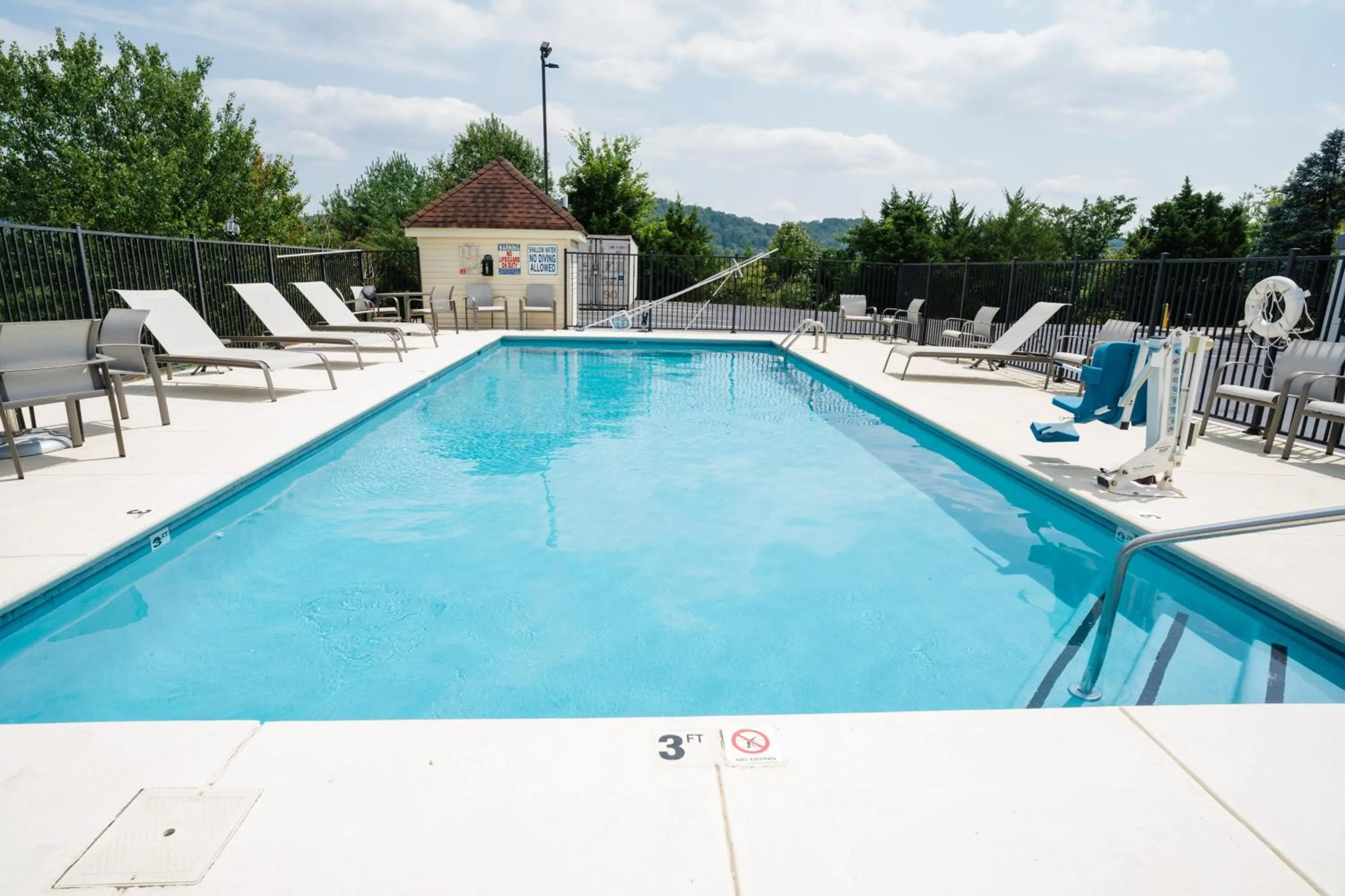 Swimming pool in Holiday Inn Express Hotel & Suites Knoxville-North-I-75 Exit 112 by IHG