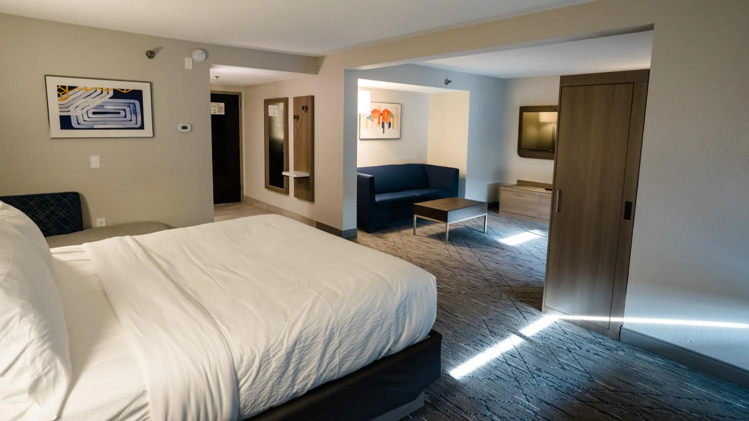 Bed in Holiday Inn Express Hotel & Suites Knoxville-North-I-75 Exit 112 by IHG