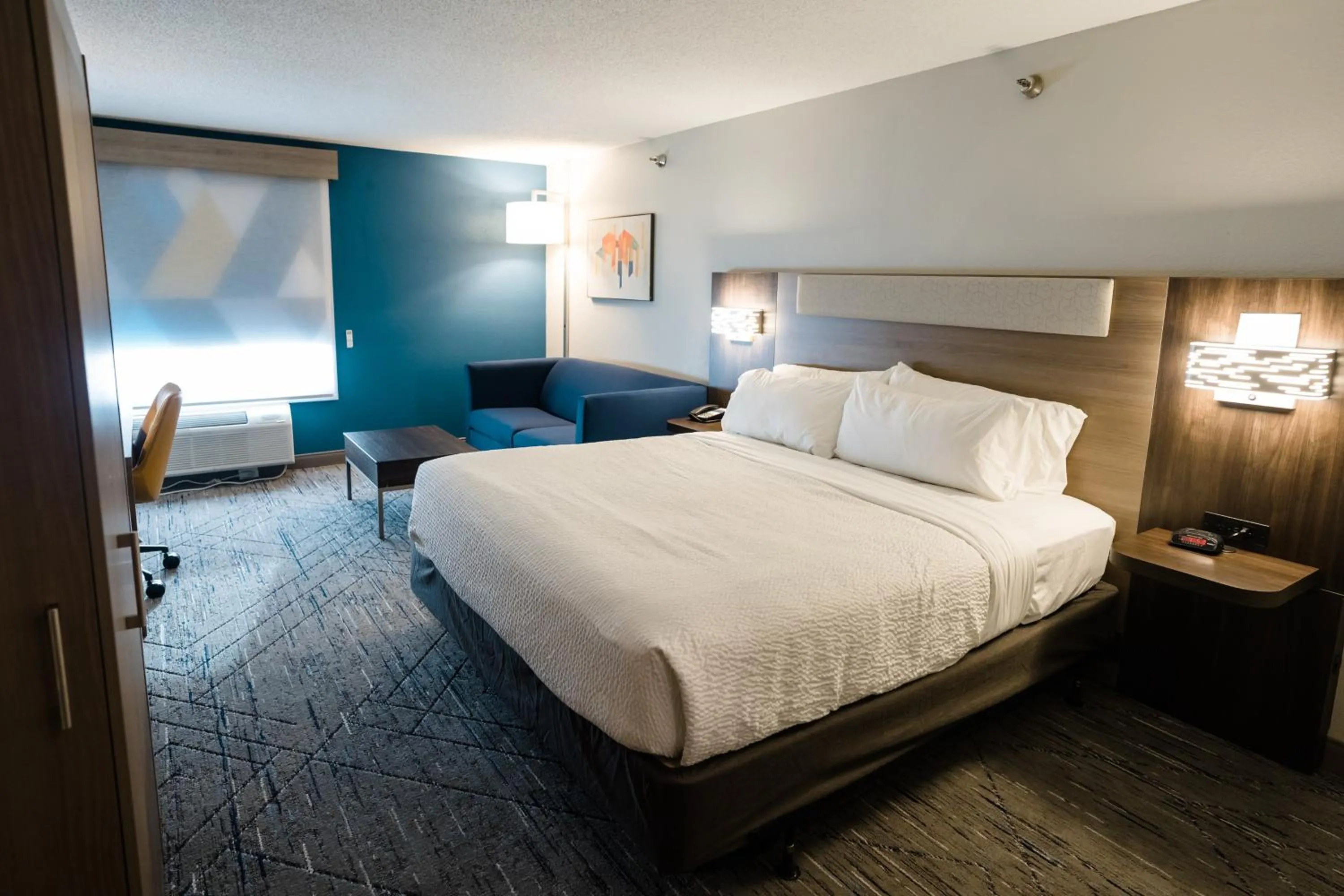 Bed in Holiday Inn Express Hotel & Suites Knoxville-North-I-75 Exit 112 by IHG