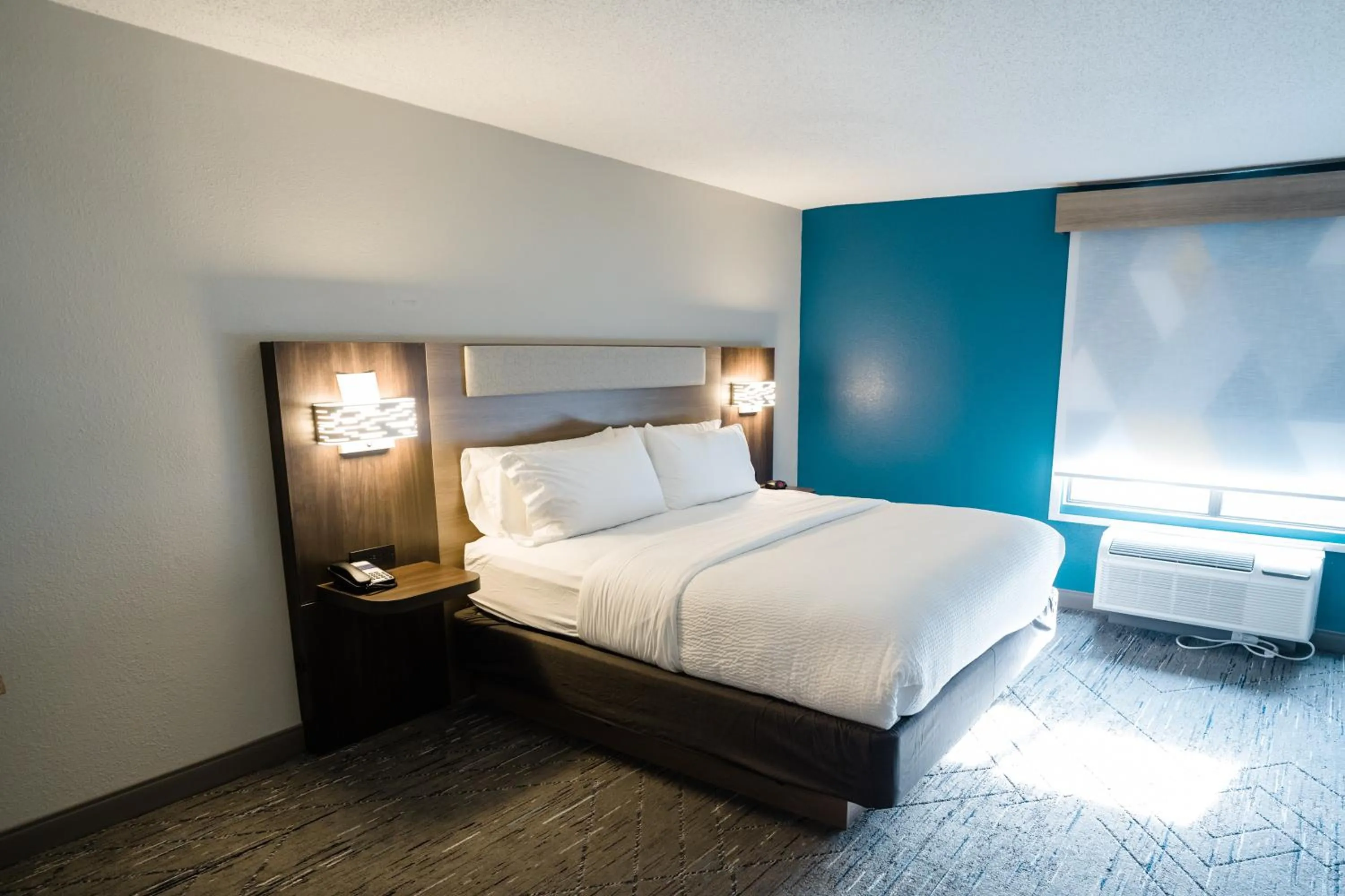 Bed in Holiday Inn Express Hotel & Suites Knoxville-North-I-75 Exit 112 by IHG