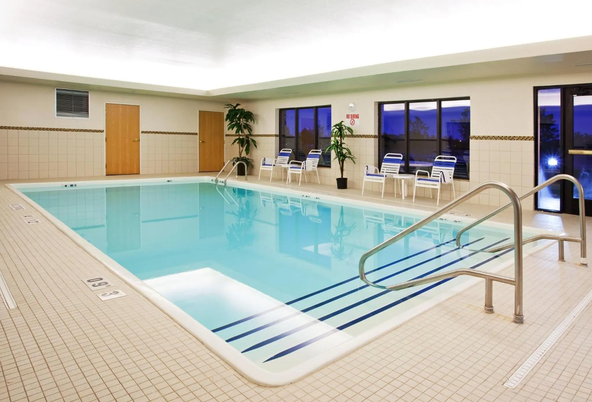 Swimming pool in Holiday Inn Express Hotel & Suites Detroit-Utica by IHG