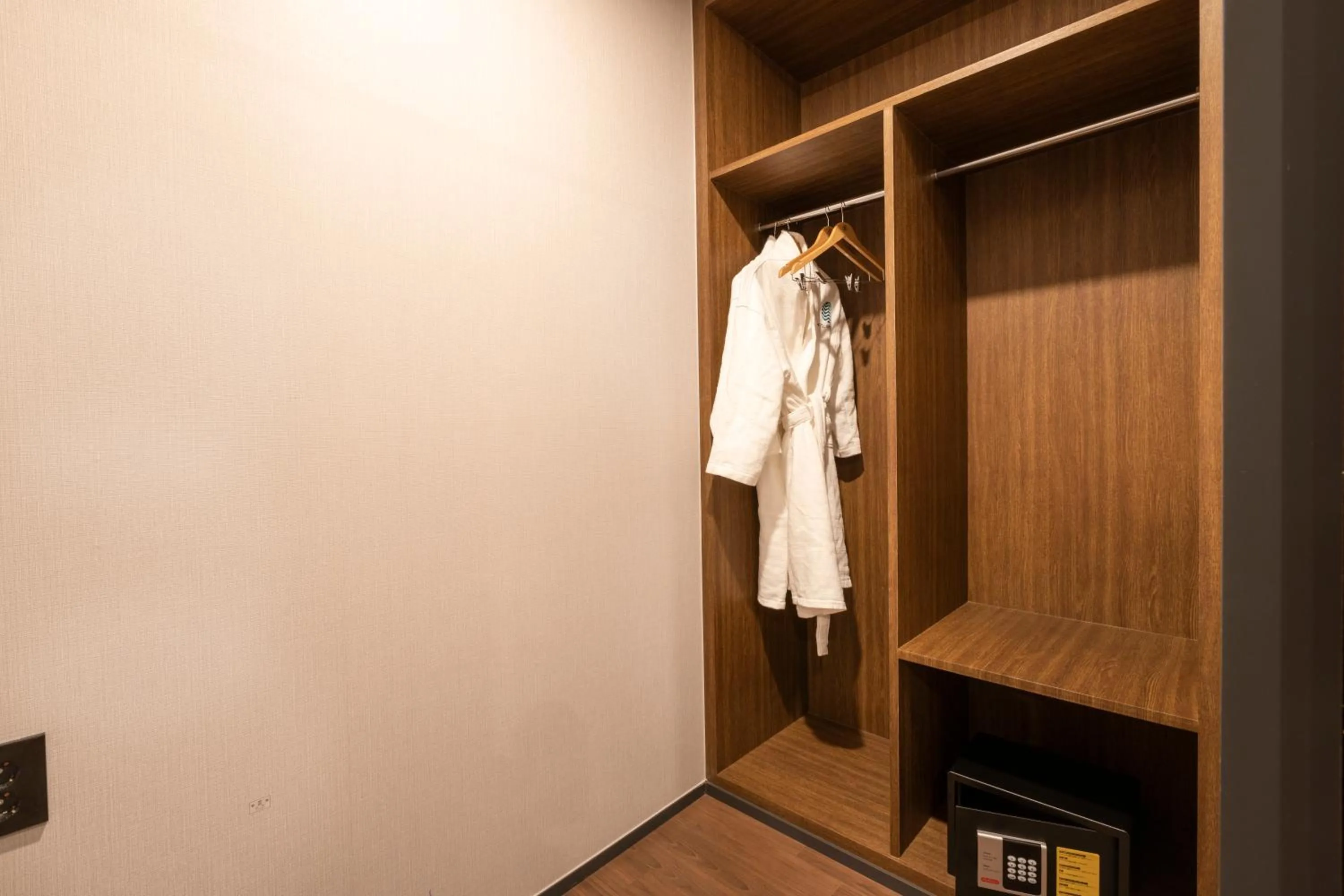 wardrobe in Sorgente Business Hotel