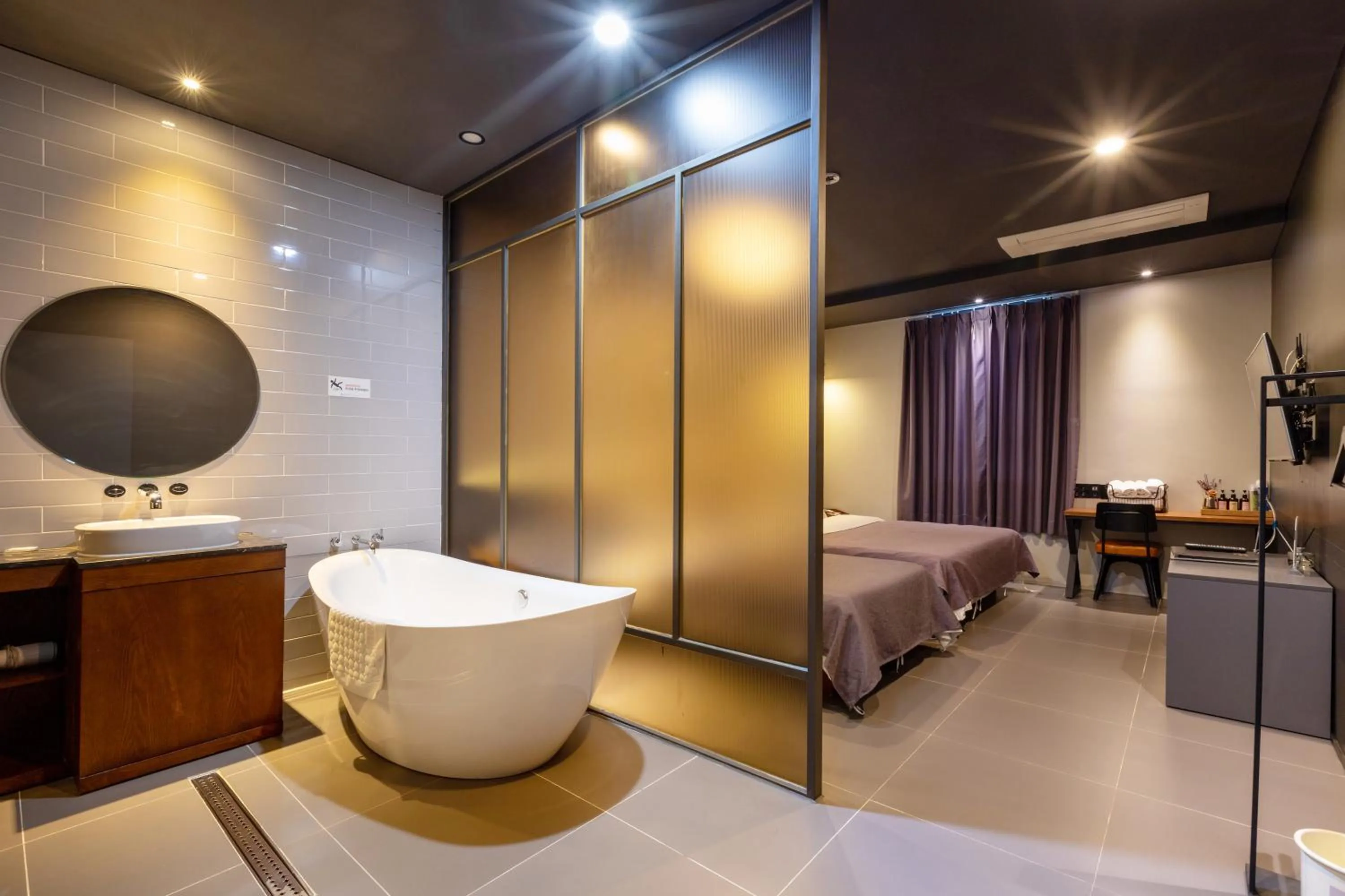 Bathroom, Bed in Sorgente Business Hotel