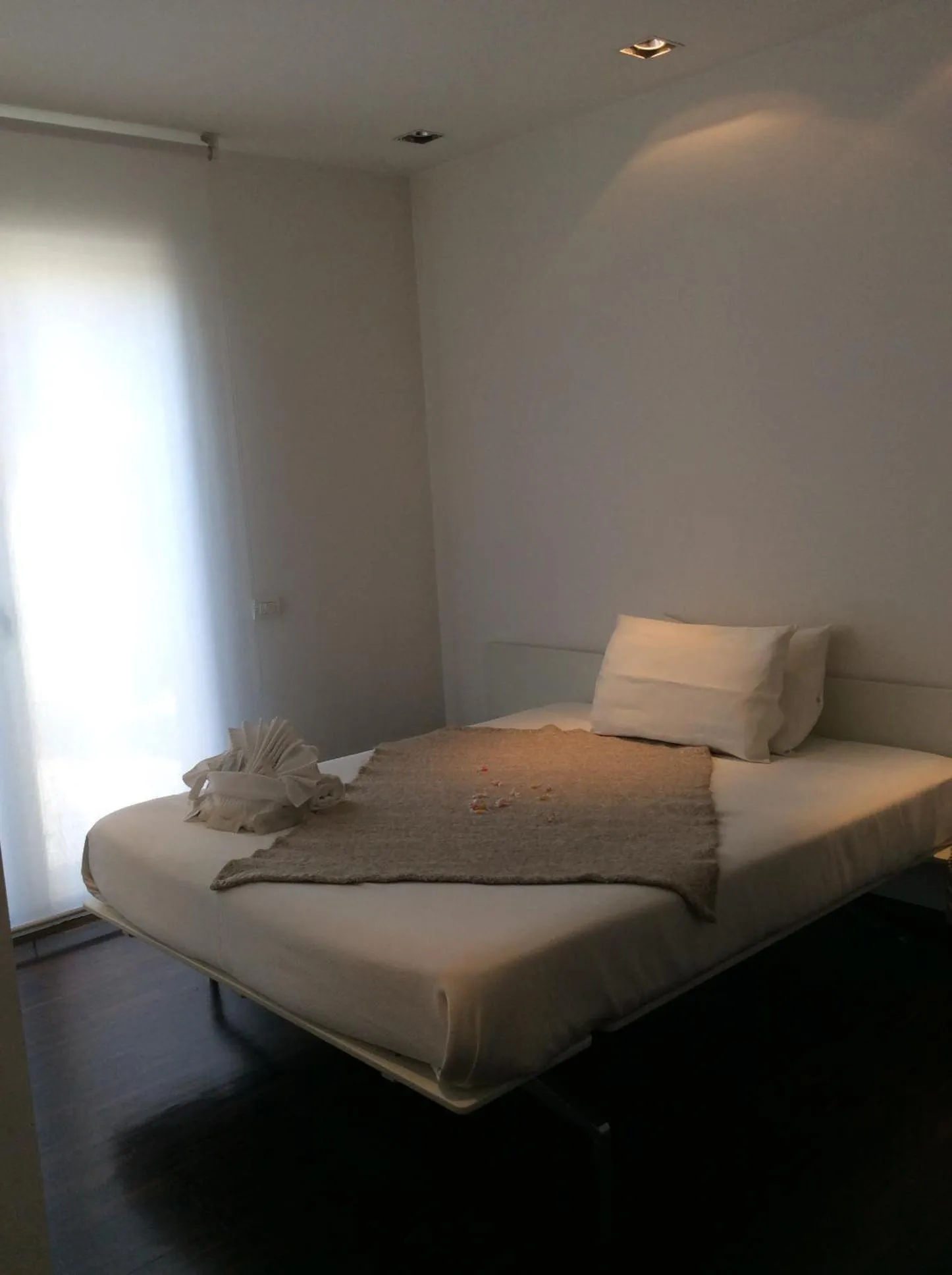 Photo of the whole room in 15.92 Hotel