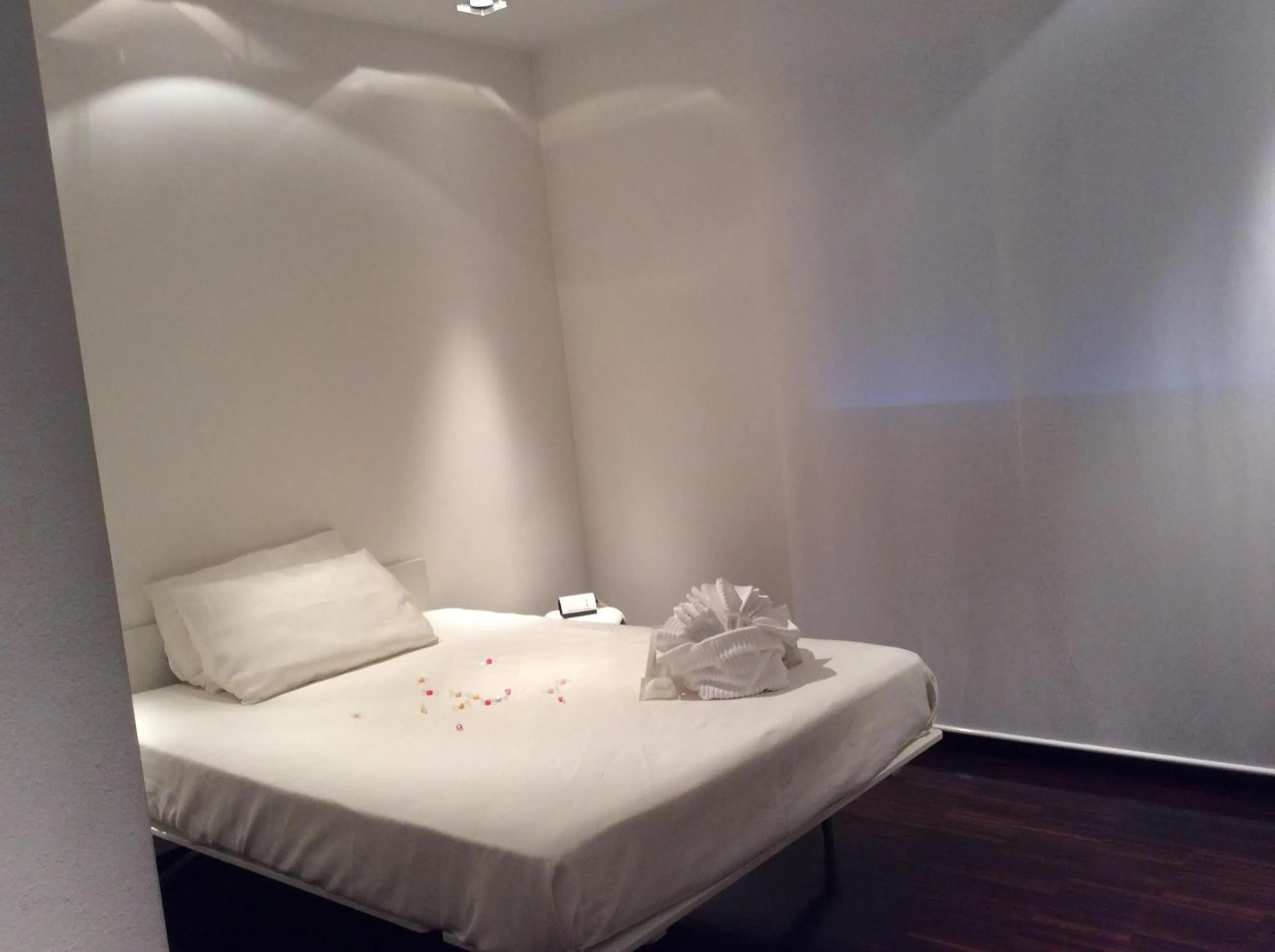 Photo of the whole room in 15.92 Hotel