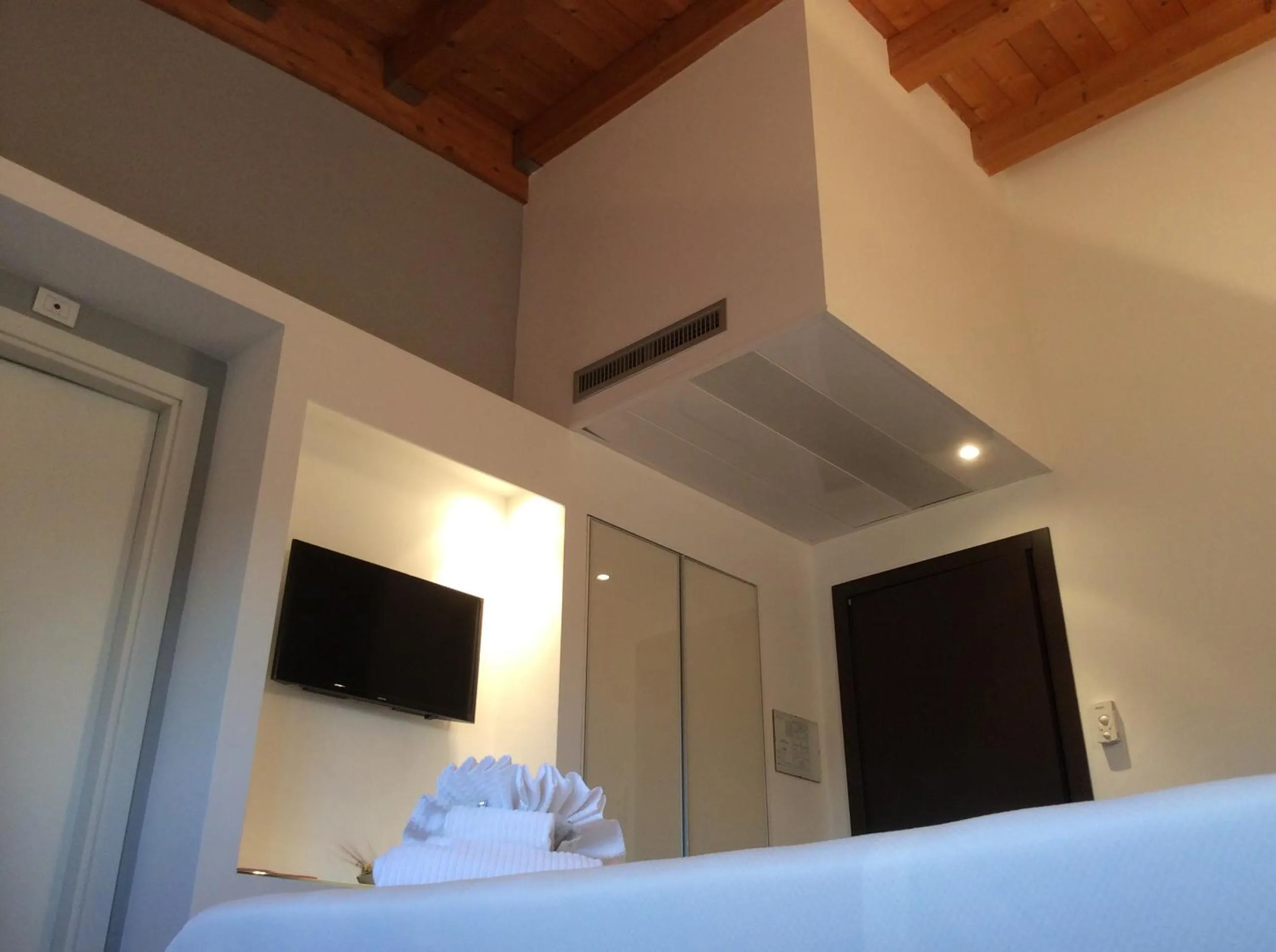 Photo of the whole room in 15.92 Hotel