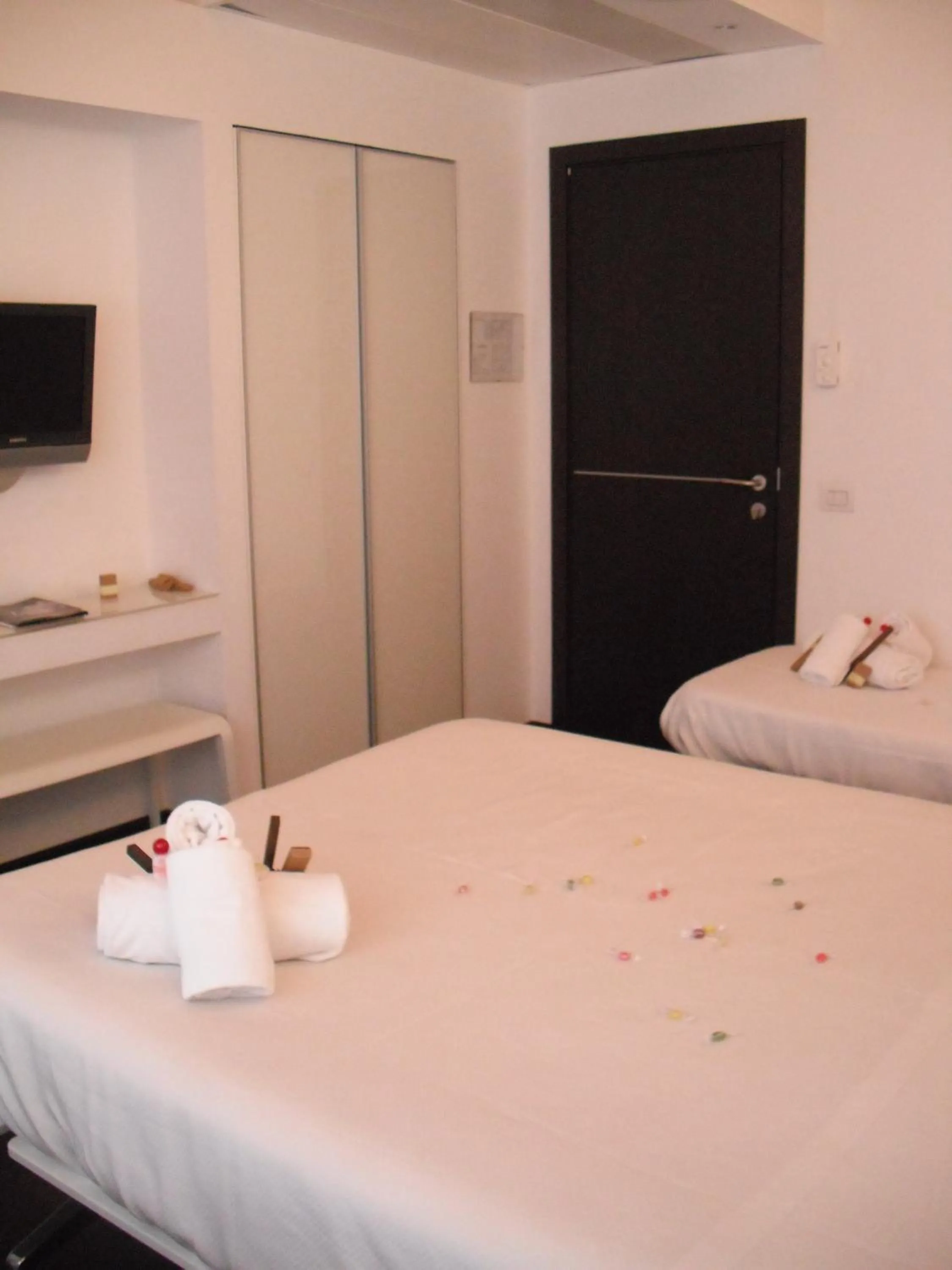 Photo of the whole room in 15.92 Hotel