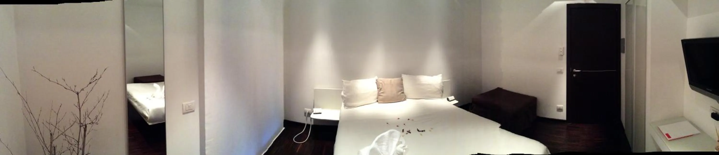 Photo of the whole room in 15.92 Hotel