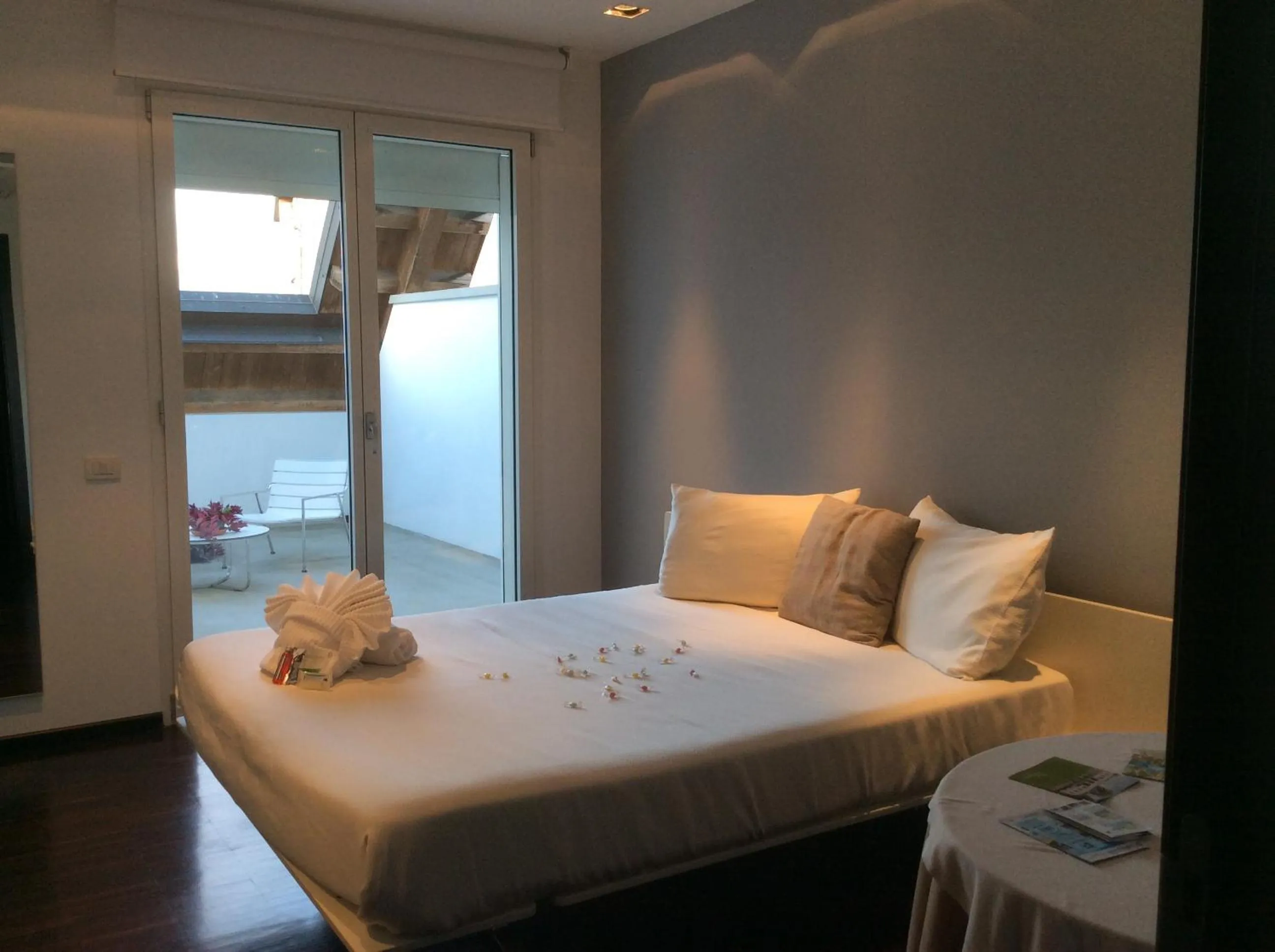 Photo of the whole room in 15.92 Hotel