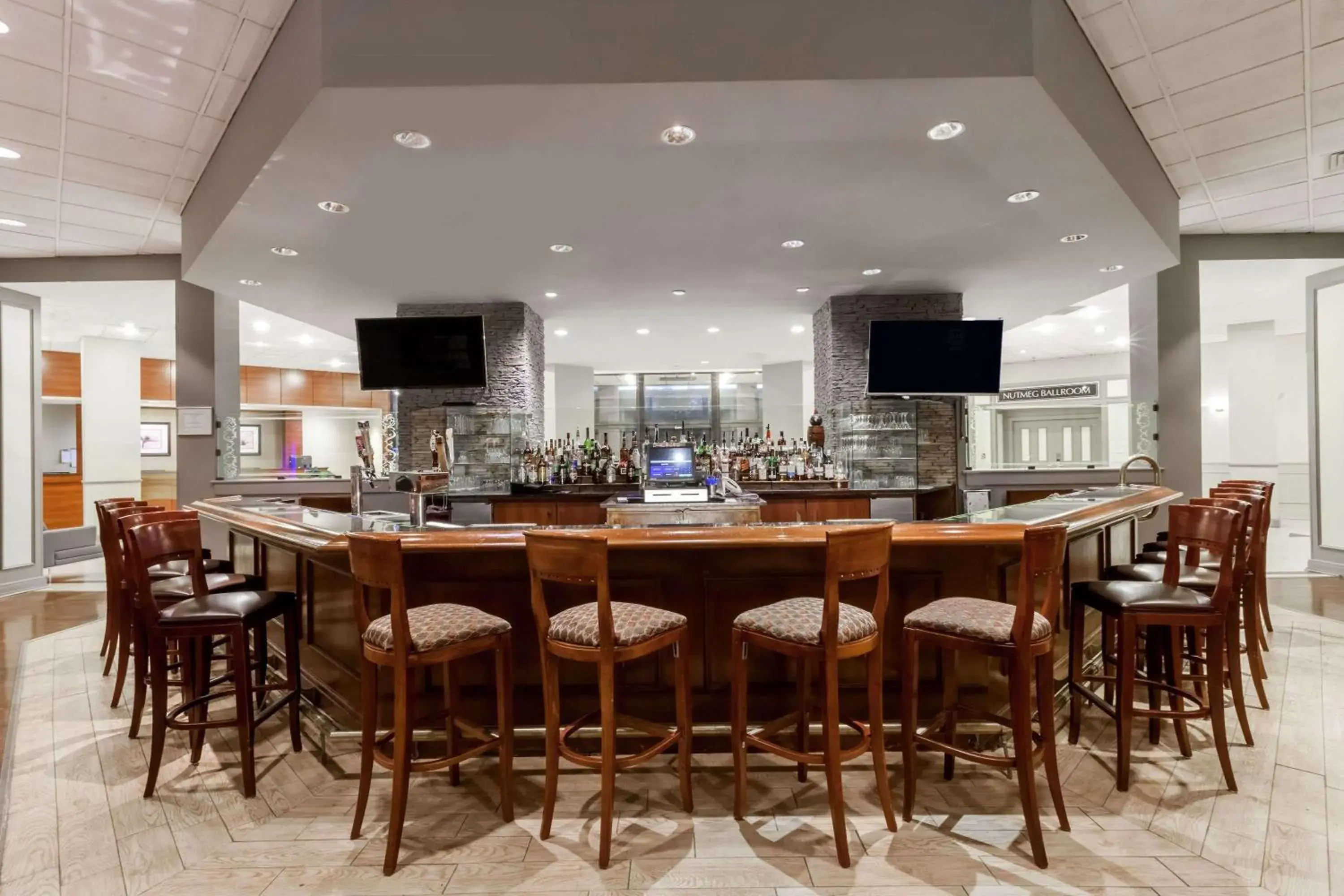 Lounge or bar in Wyndham Southbury Lounge or bar in Wyndham Southbury