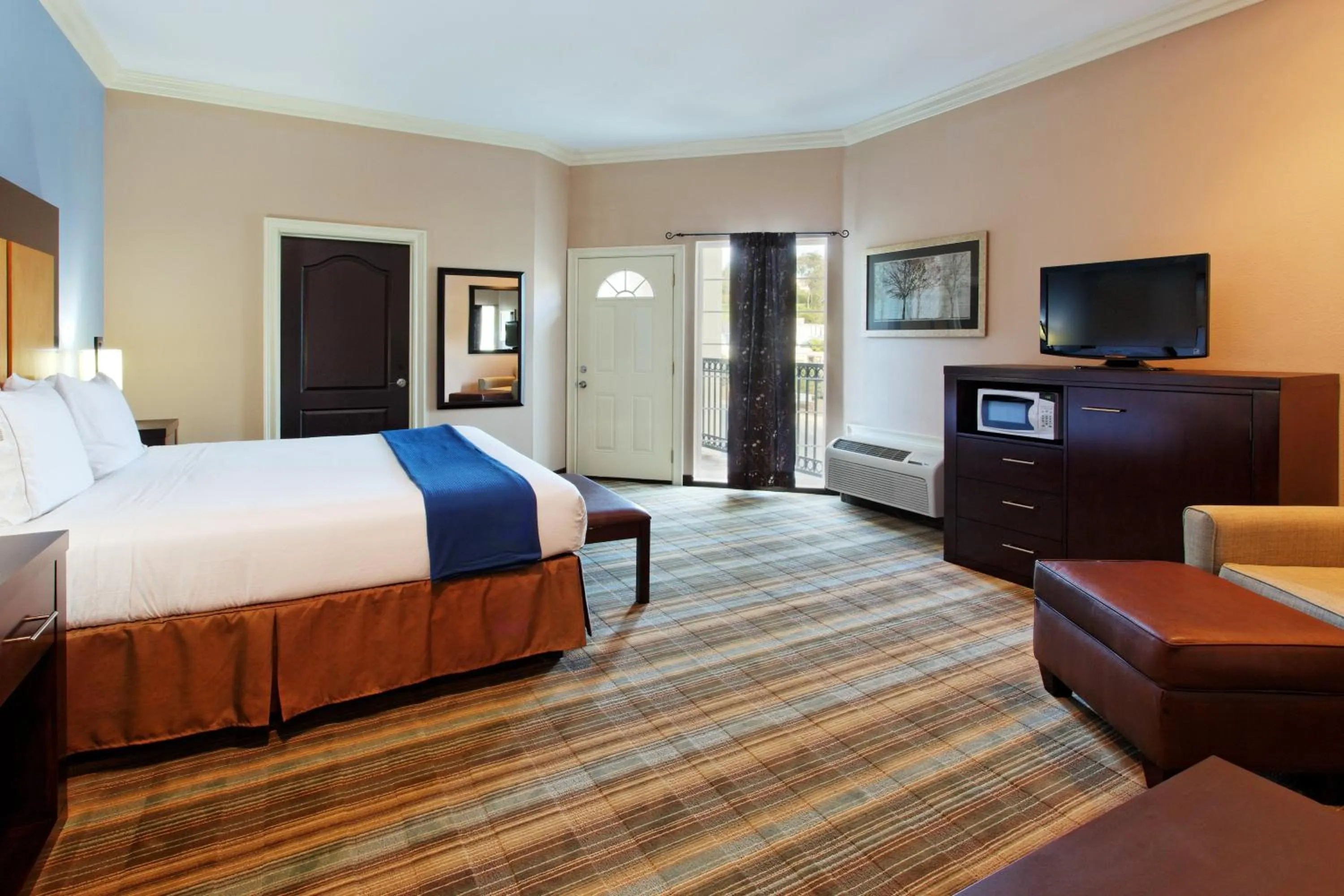 Photo of the whole room, Bed in Holiday Inn Express Benicia by IHG