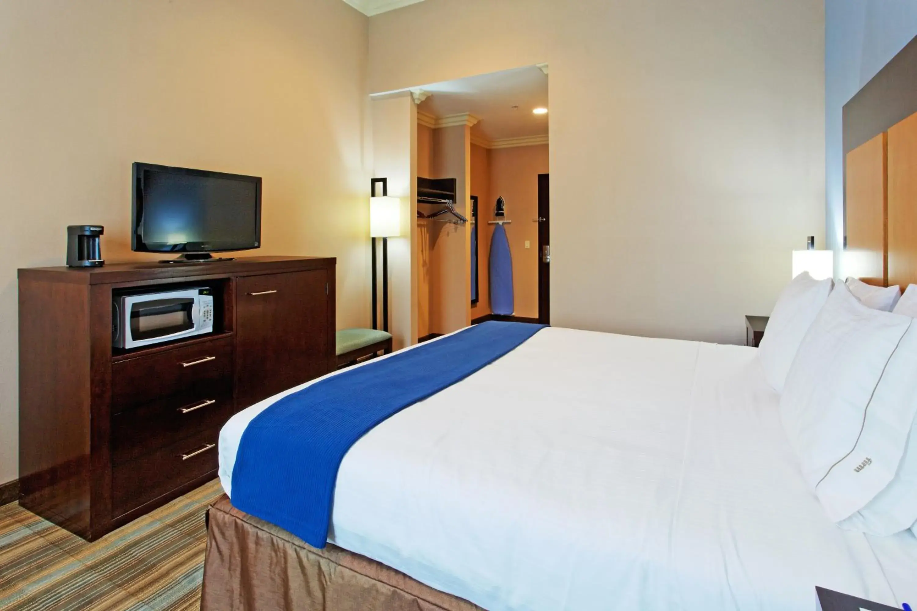 Bed in Holiday Inn Express Benicia by IHG Bed in Holiday Inn Express Benicia by IHG