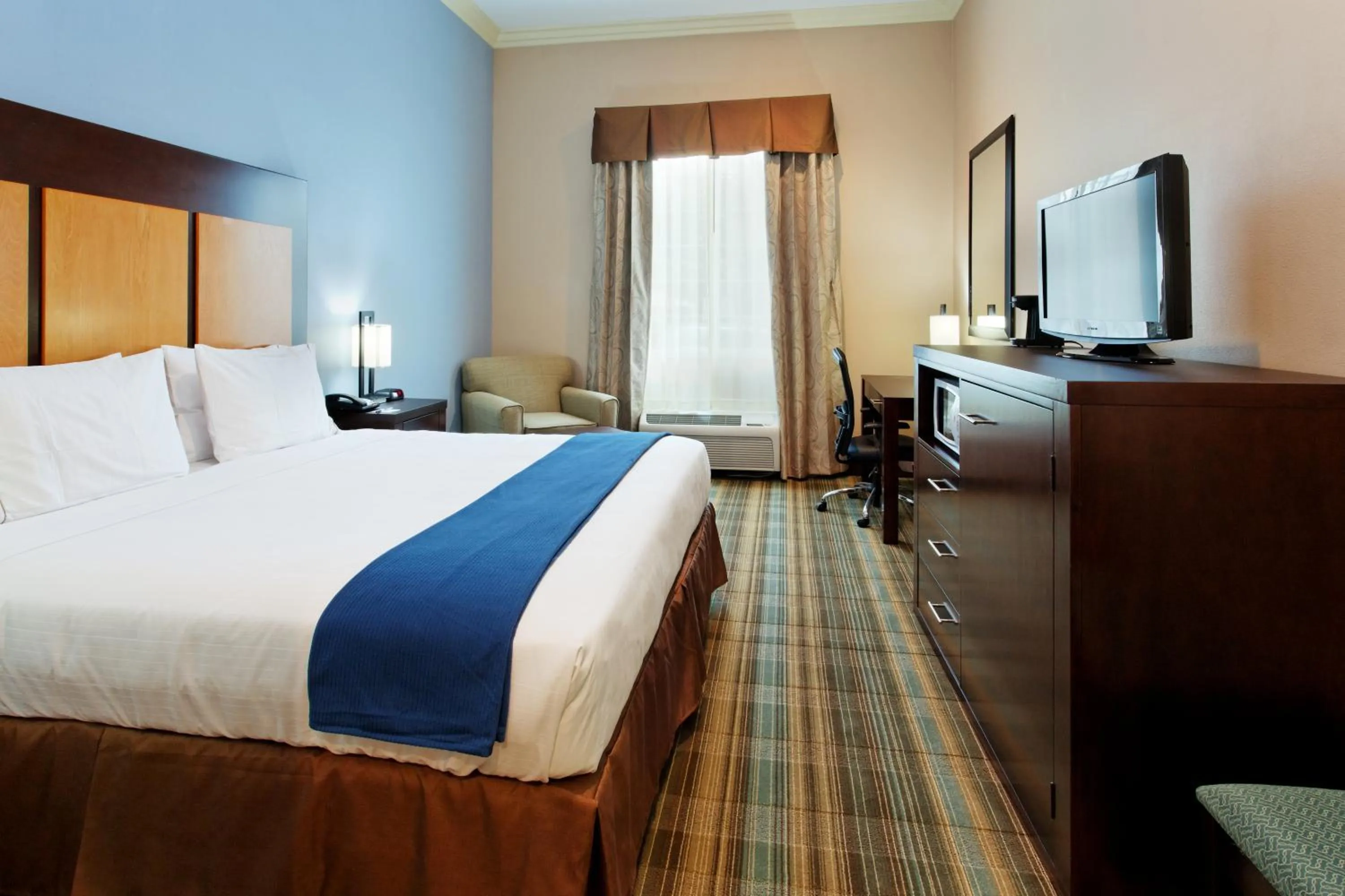 Bed in Holiday Inn Express Benicia by IHG