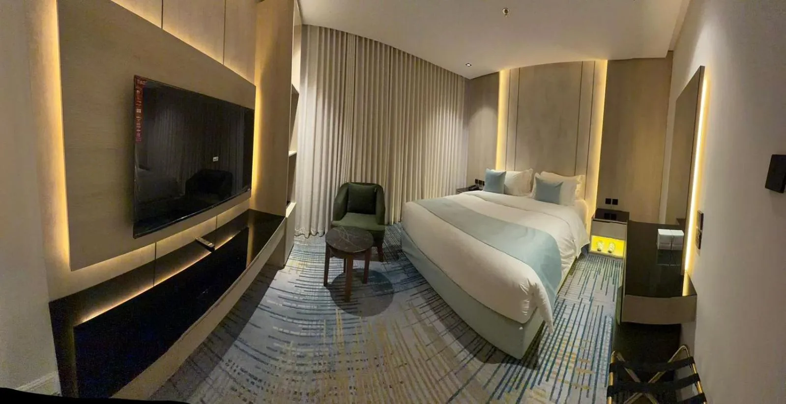 Bed in Rose Garden Hotel فندق روز جاردن