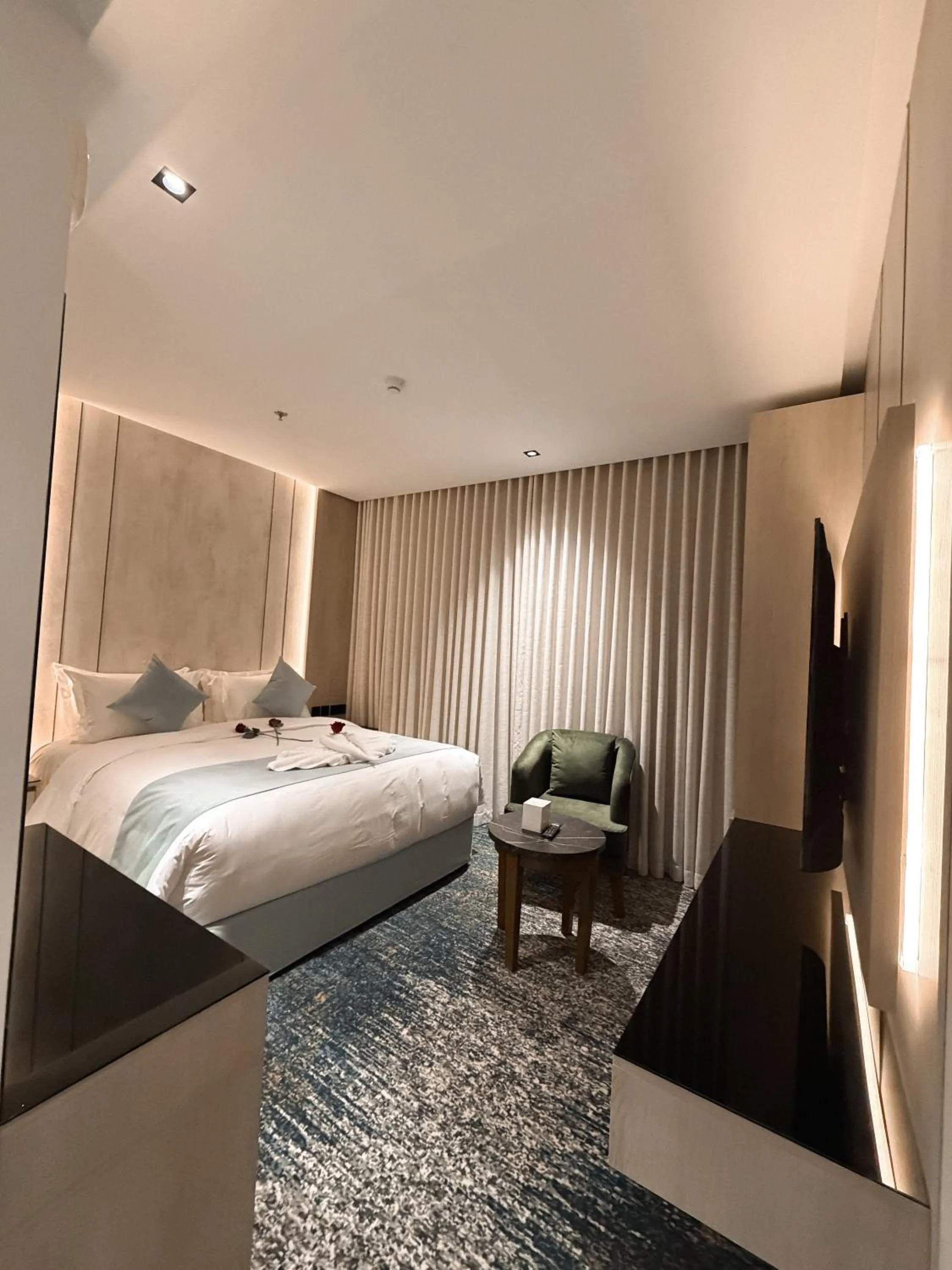 Bed in Rose Garden Hotel فندق روز جاردن