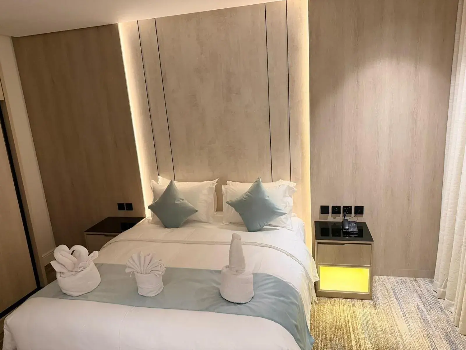 Bed in Rose Garden Hotel فندق روز جاردن Bed in Rose Garden Hotel فندق روز جاردن