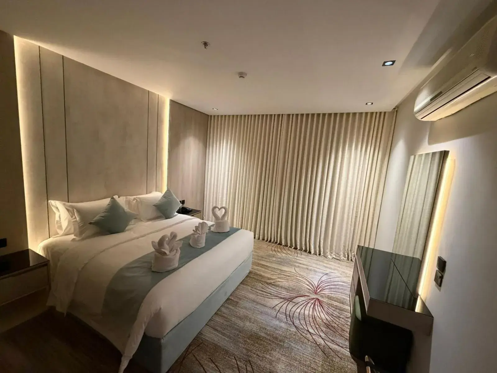 Bed in Rose Garden Hotel فندق روز جاردن Bed in Rose Garden Hotel فندق روز جاردن