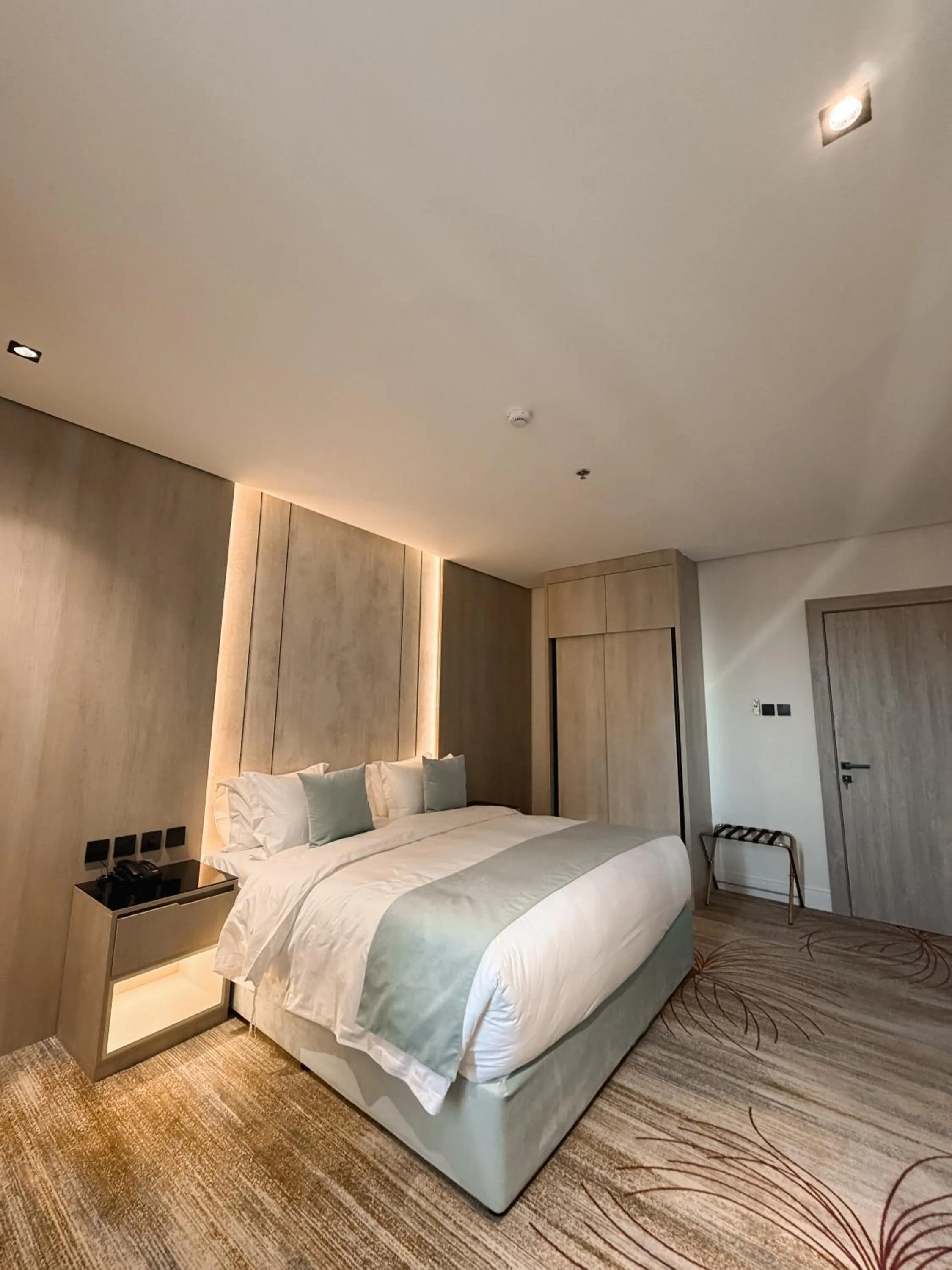 Bed in Rose Garden Hotel فندق روز جاردن