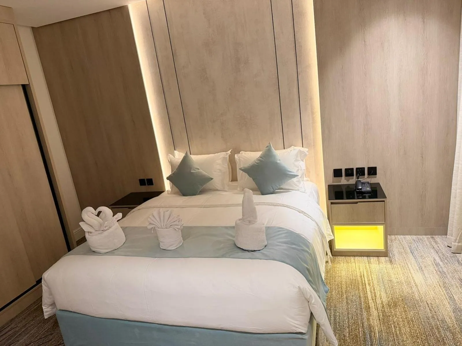 Bed in Rose Garden Hotel فندق روز جاردن