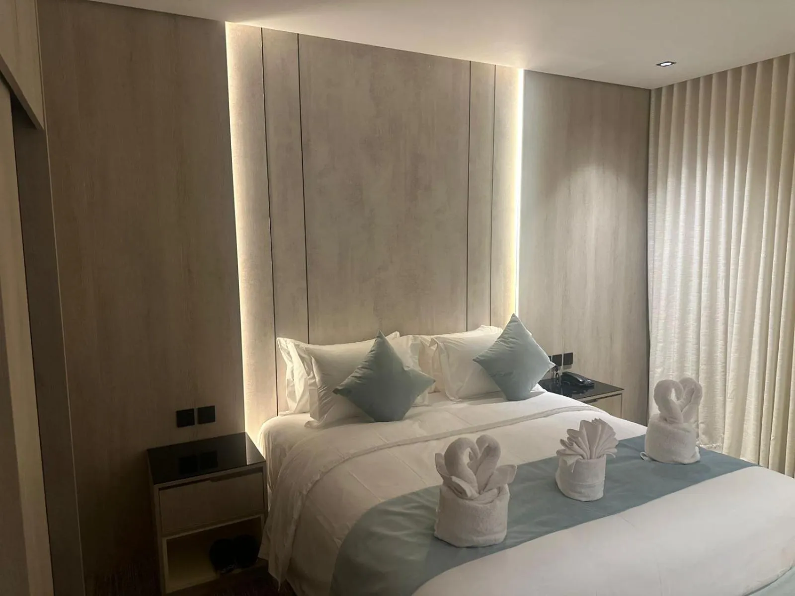 Bed in Rose Garden Hotel فندق روز جاردن