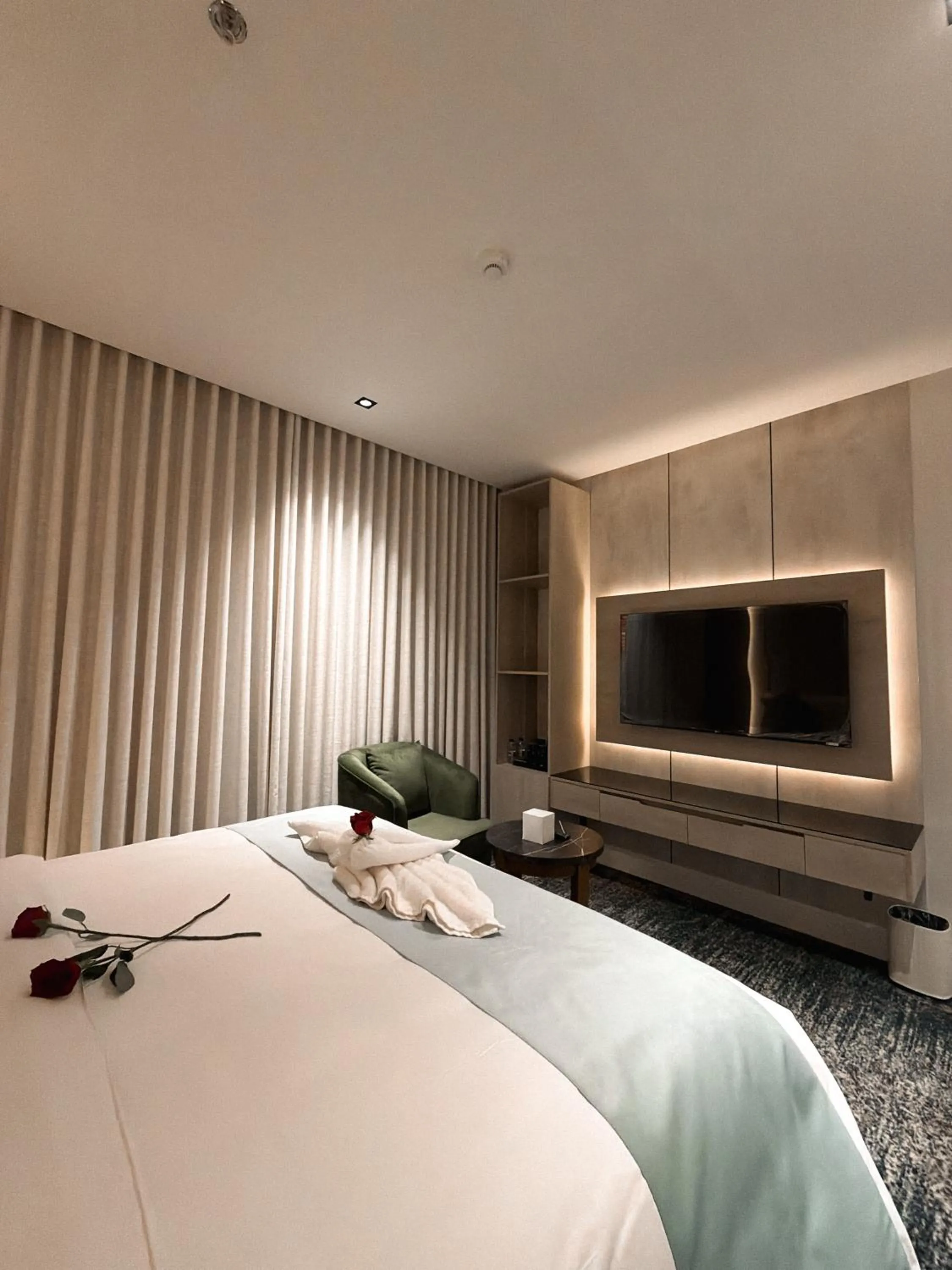 Bed in Rose Garden Hotel فندق روز جاردن