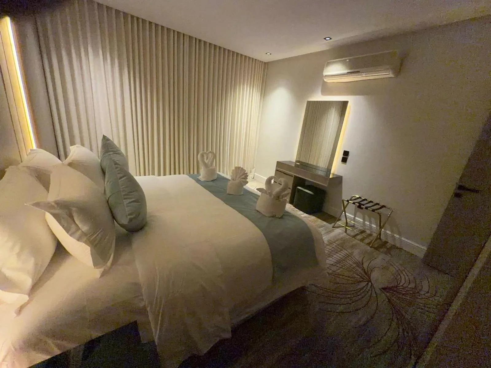Bed in Rose Garden Hotel فندق روز جاردن