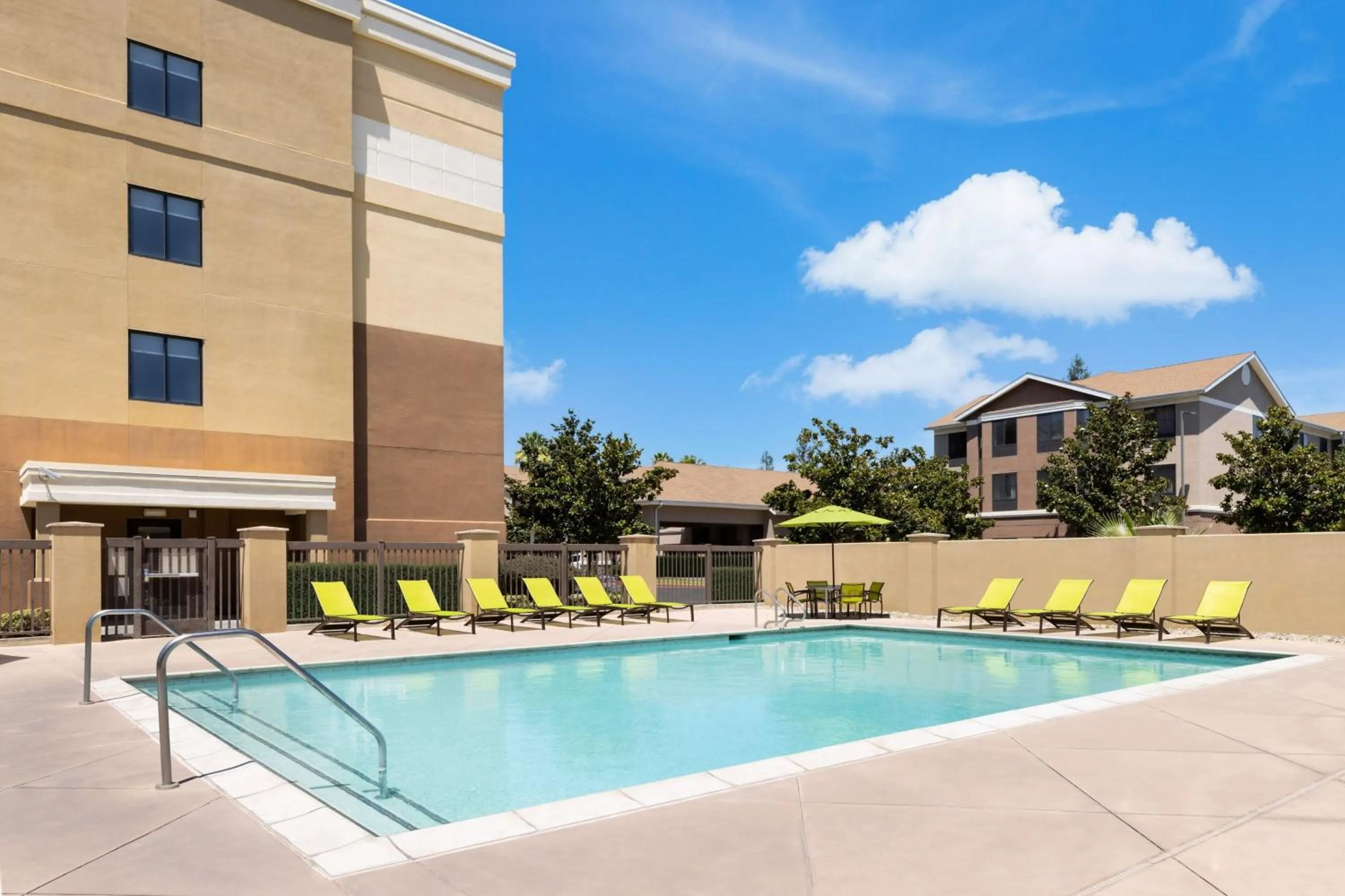 Swimming pool in SpringHill Suites Fresno