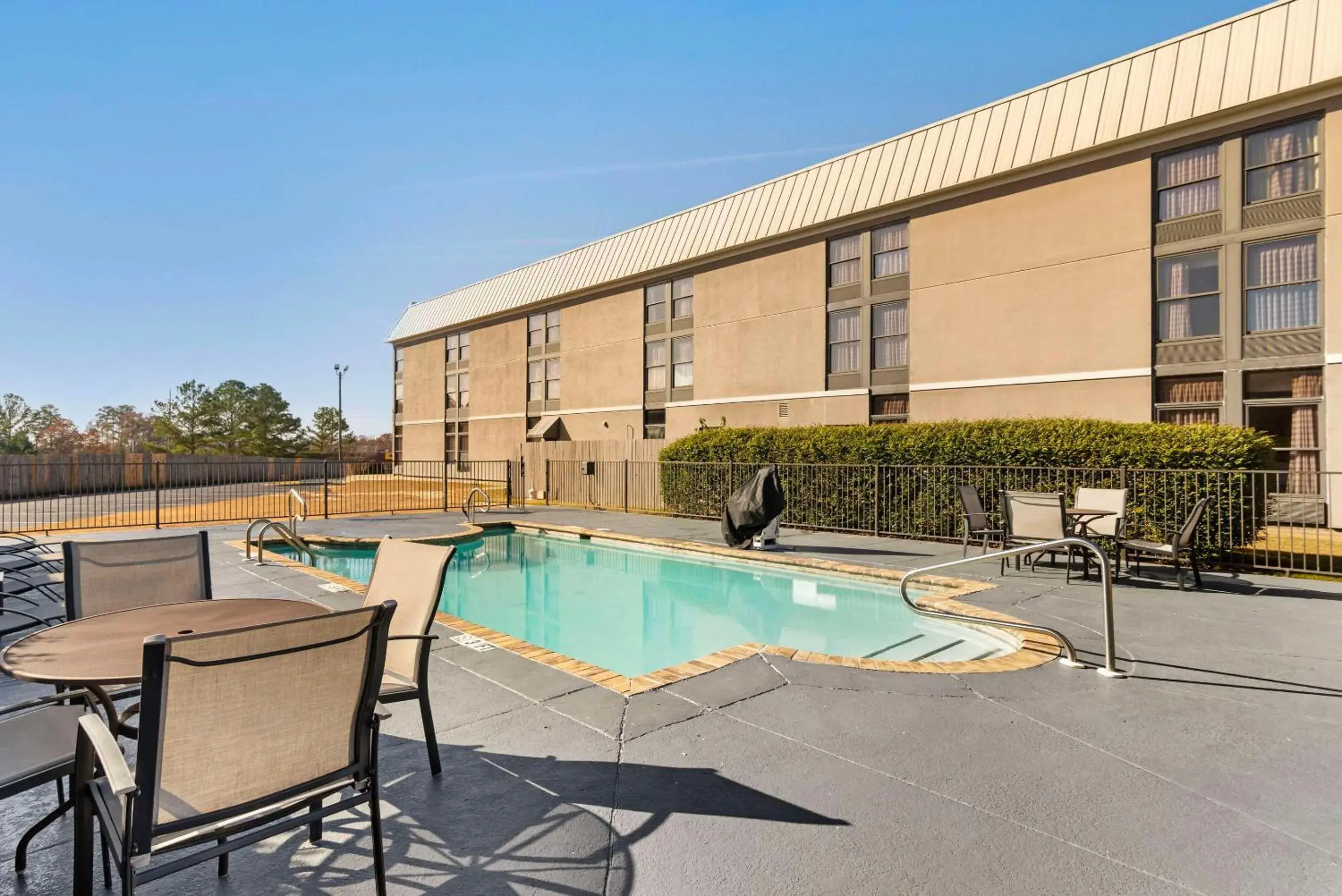 Swimming pool in Quality Inn Valley - West Point Swimming pool in Quality Inn Valley - West Point