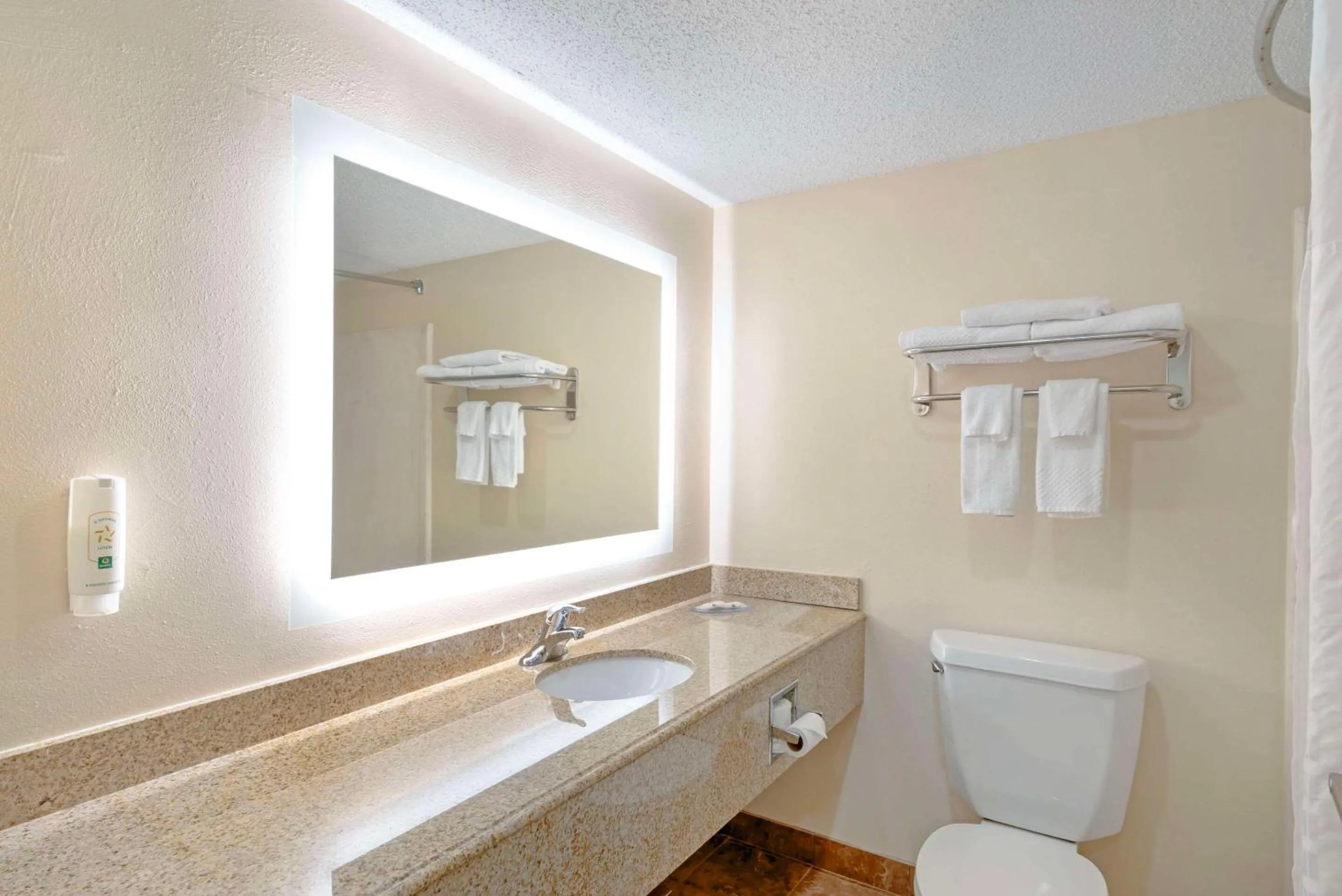 Bedroom in Quality Inn Valley - West Point