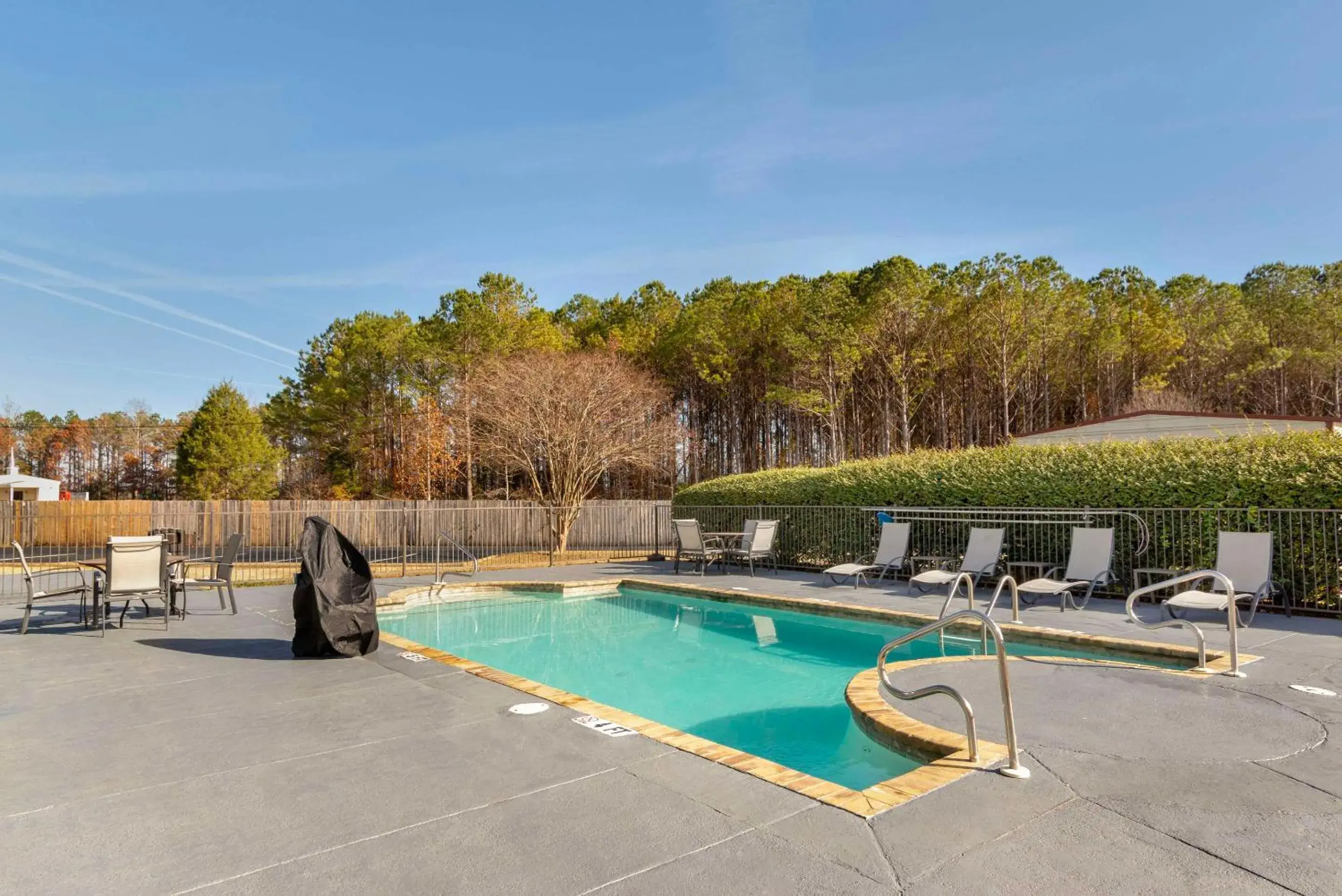 Swimming pool in Quality Inn Valley - West Point Swimming pool in Quality Inn Valley - West Point