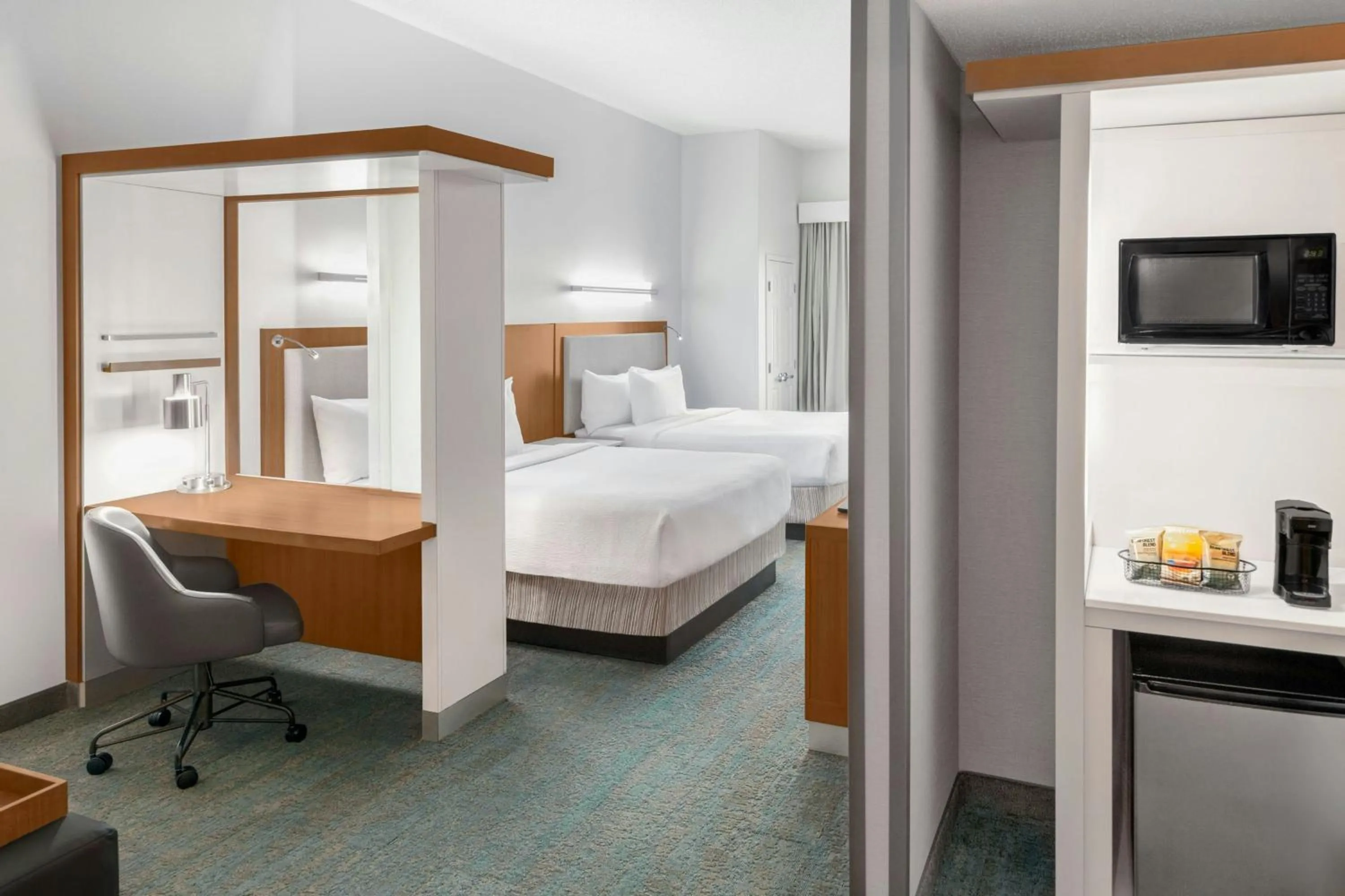 Kitchen or kitchenette, Bed in SpringHill Suites Detroit Auburn Hills