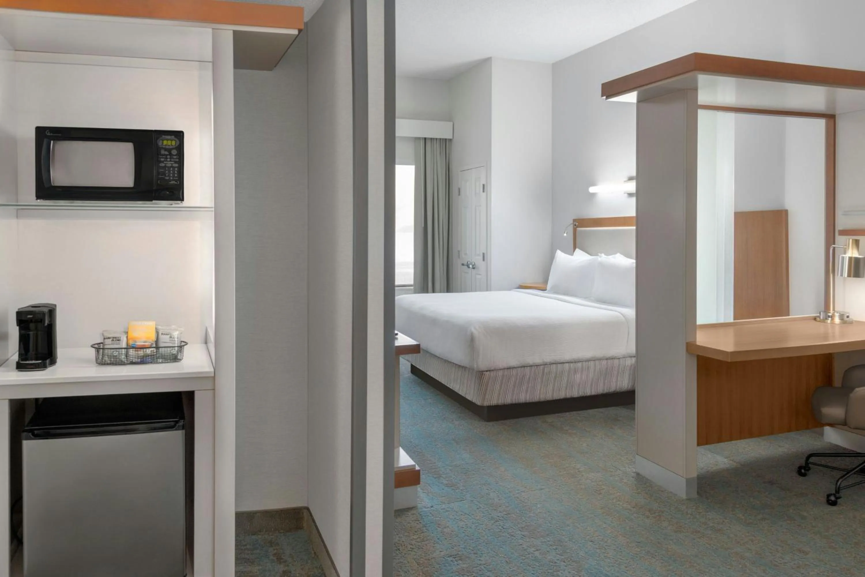 Kitchen or kitchenette, Bed in SpringHill Suites Detroit Auburn Hills