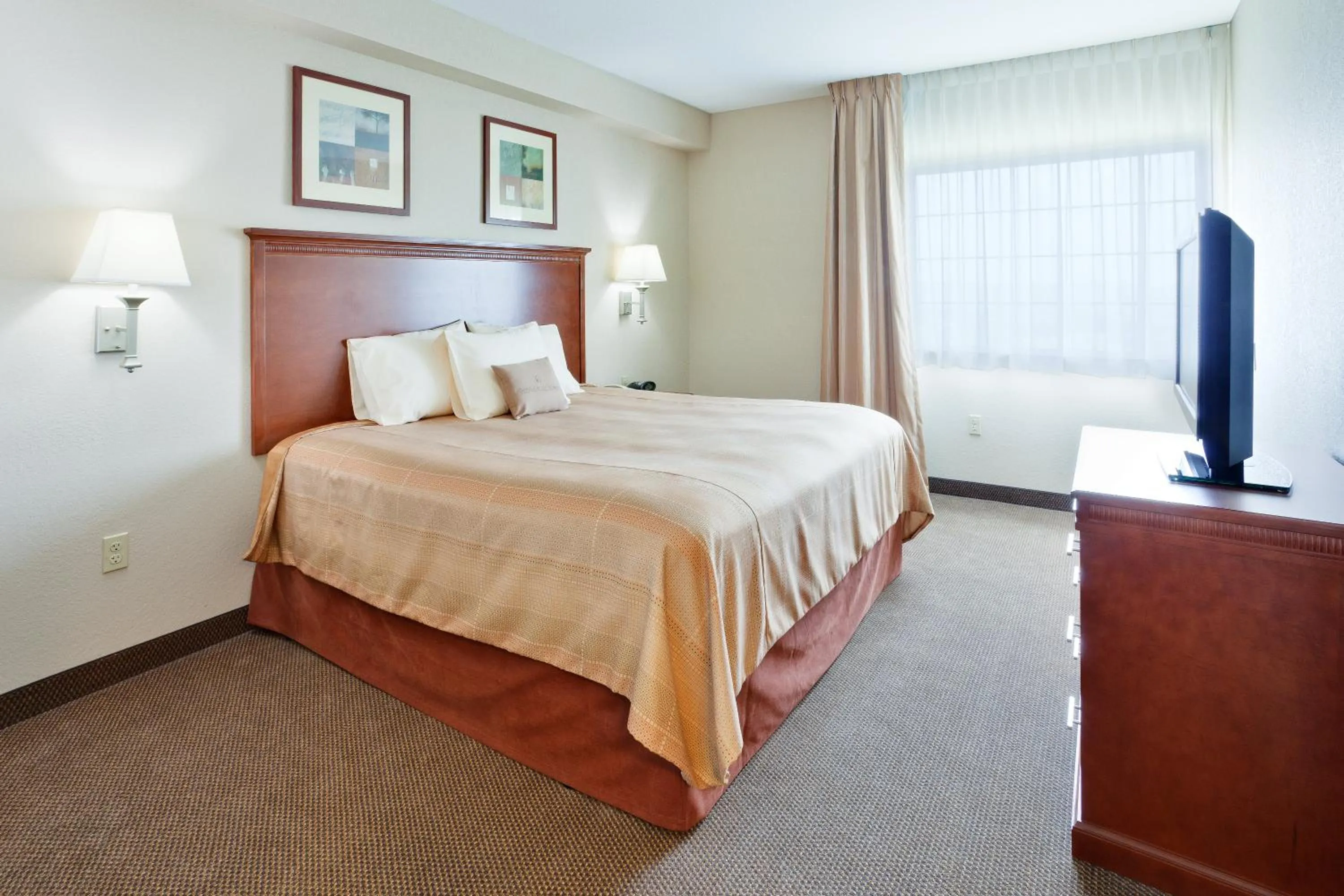 Photo of the whole room, Bed in Candlewood Suites Hazleton by IHG