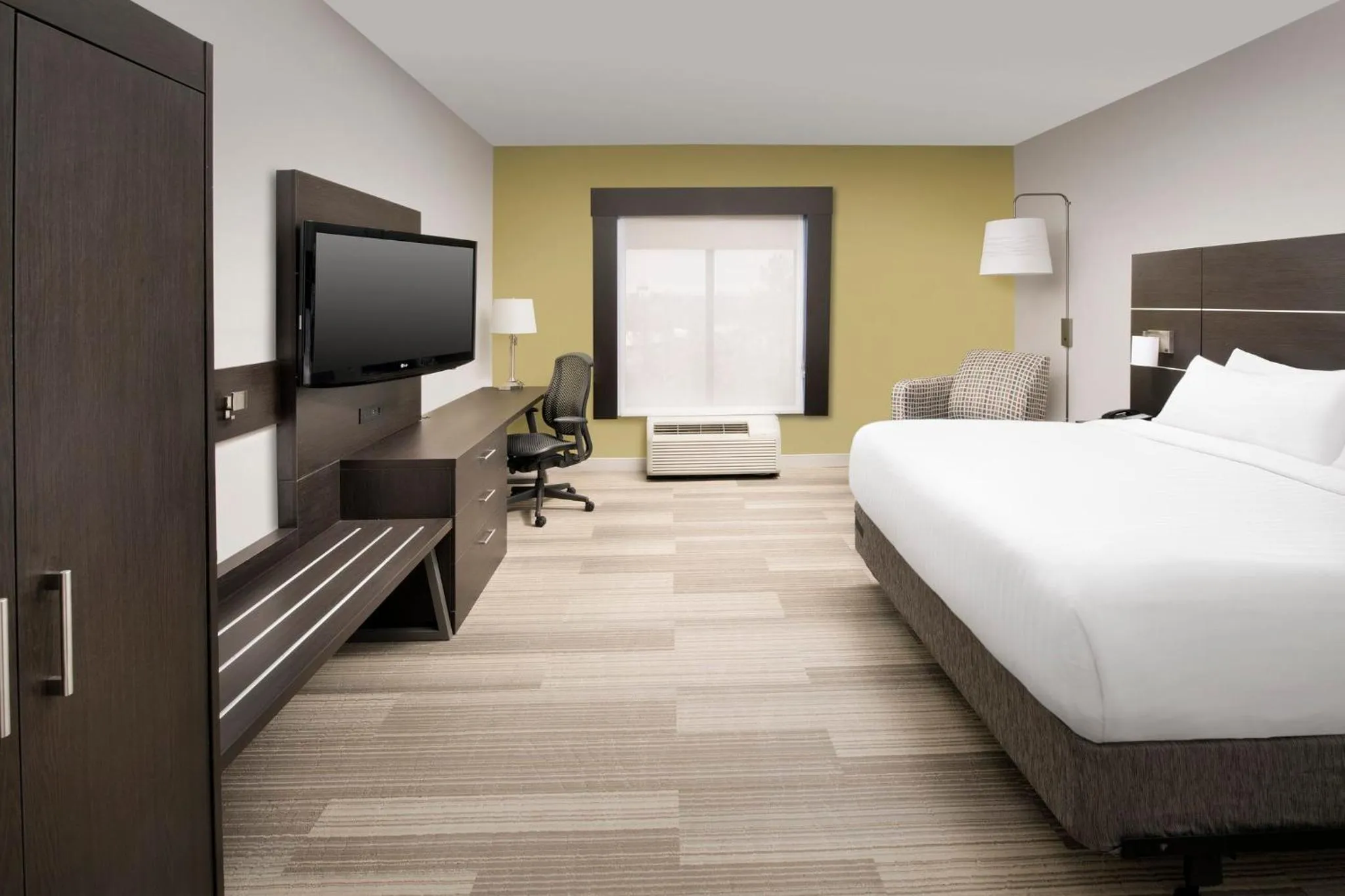 Photo of the whole room, Bed in Holiday Inn Express Knoxville-Strawberry Plains by IHG