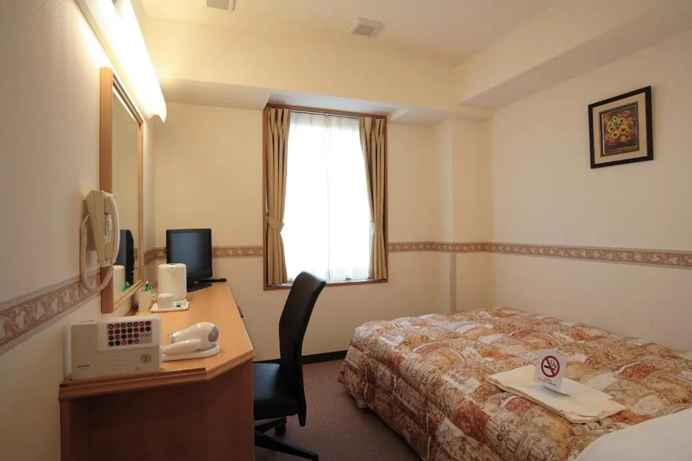 Photo of the whole room, Bed in Life Inn Katsuta Station West